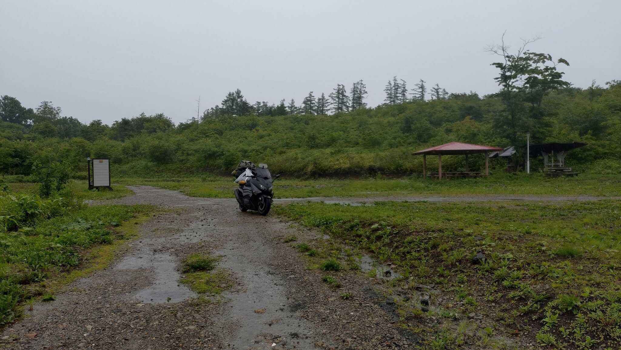 敷地内の道路は採石がまいてあり、硬くて走りやすかったです。
