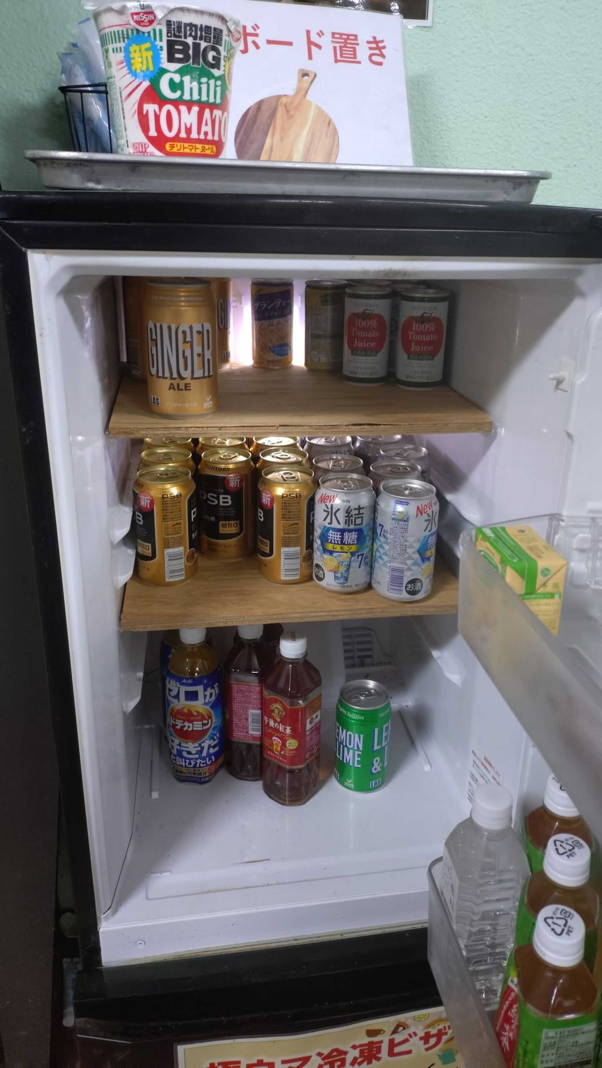 ジュースやお酒も買えます。