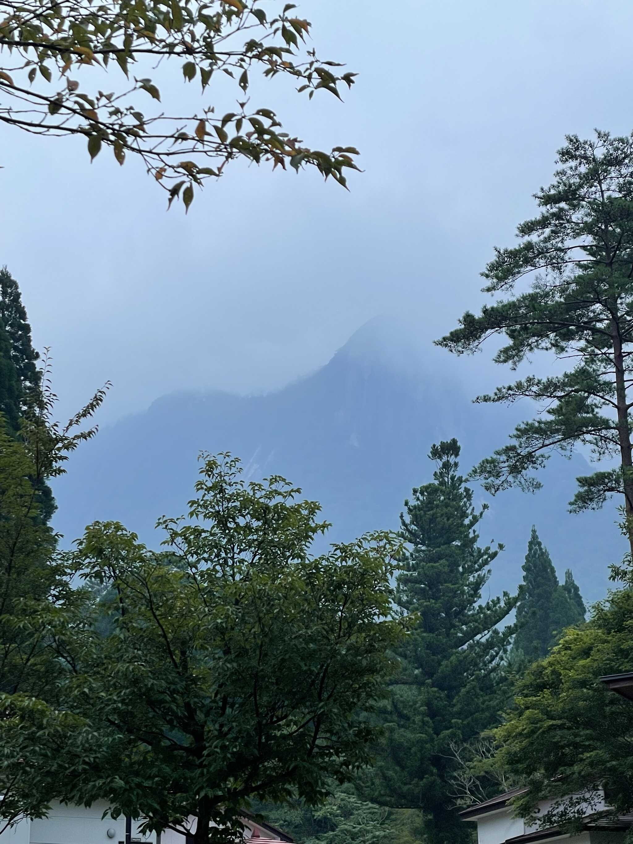 雲に隠れた鉾岳