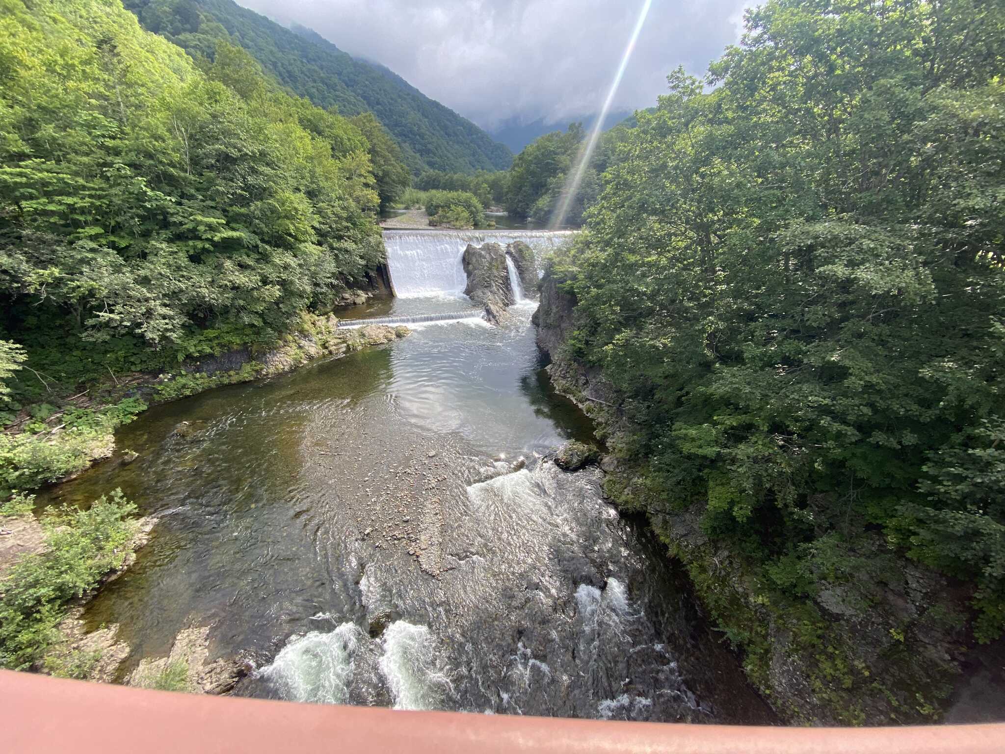 入口の橋から見えるピョウタンの滝