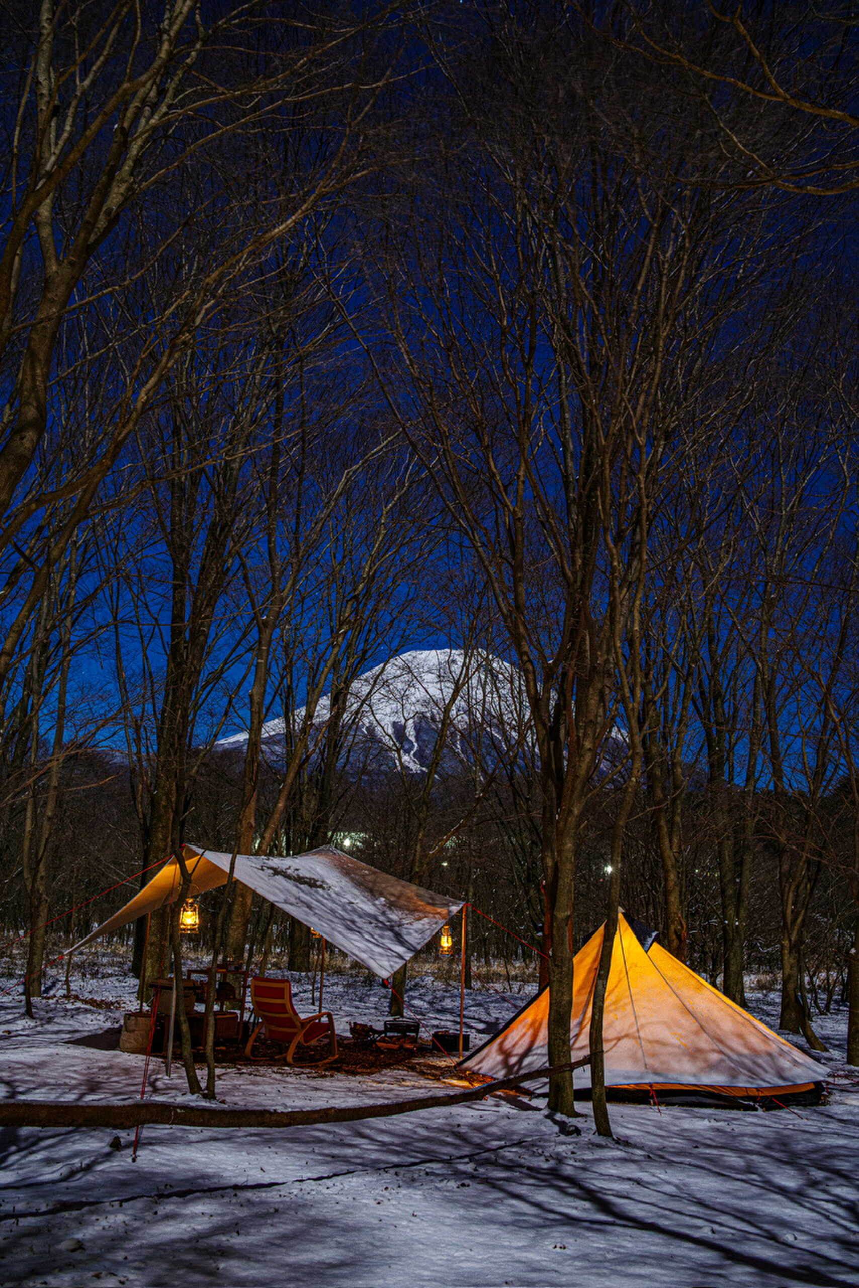 薄っすら雪化粧したキャンプサイト