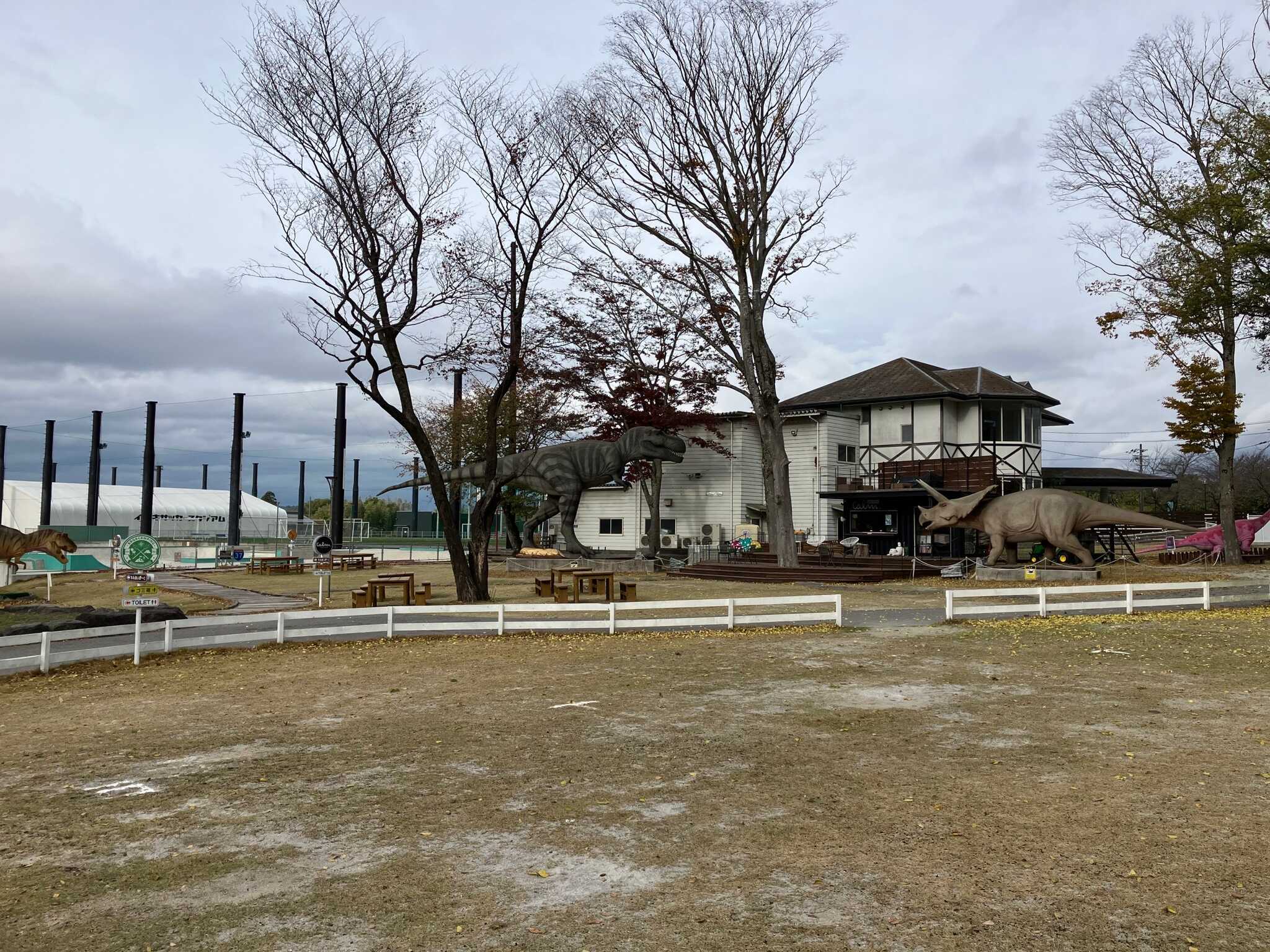 センサー反応で鳴く恐竜がいます