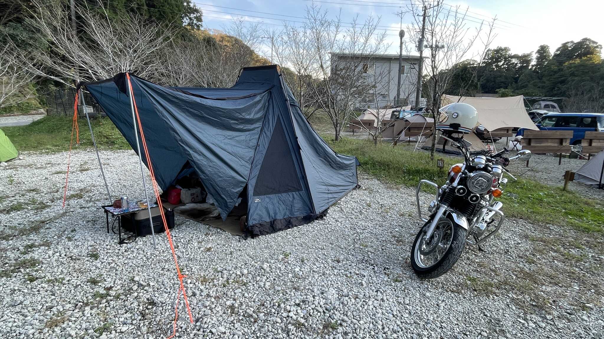 UjackさんのサーペントLTはペグ打ち本数が多めなので、この地面ではちょっと大変だった…
