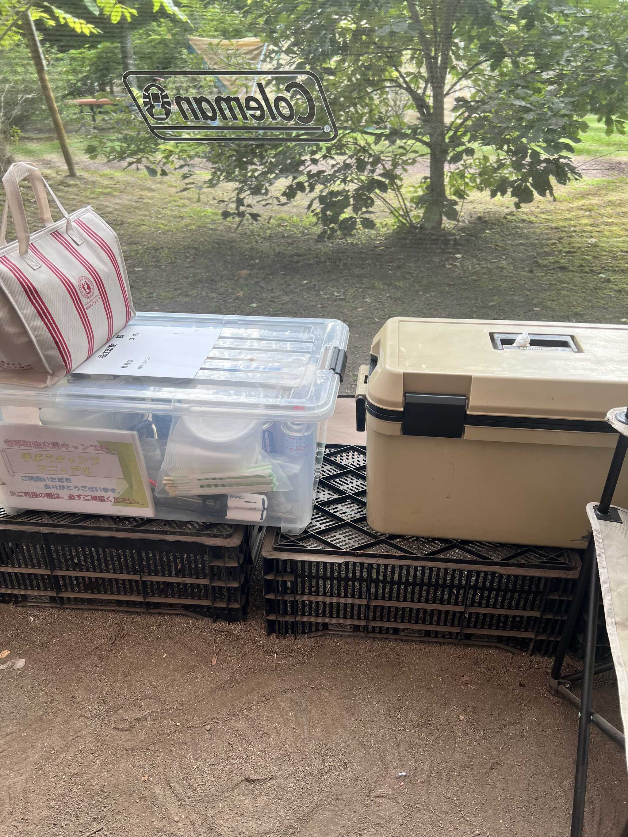 透明BOXに調理器具や鍋、フライパンなど。クーラーBOXに保冷剤も借りれました。