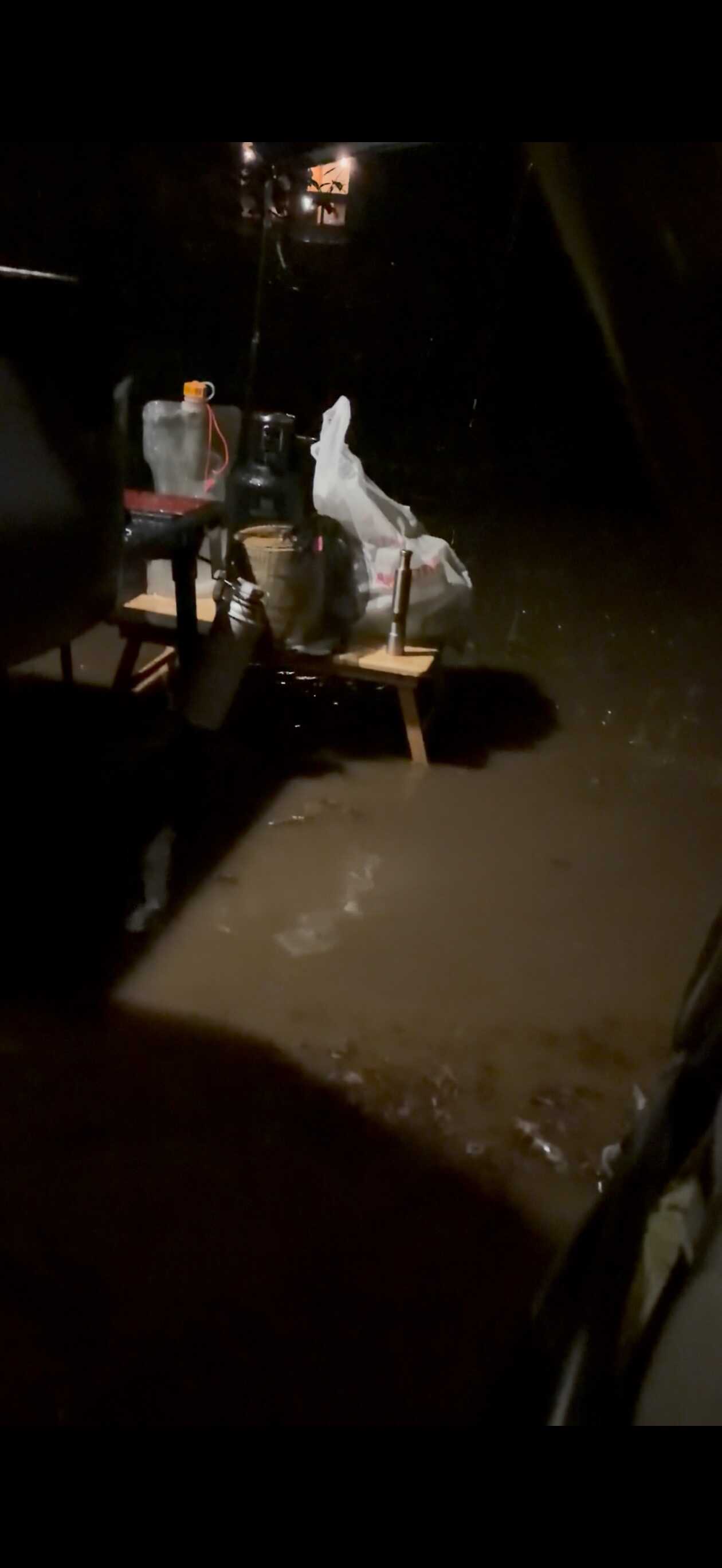 夜中の豪雨。一時5cm程のプールに…。