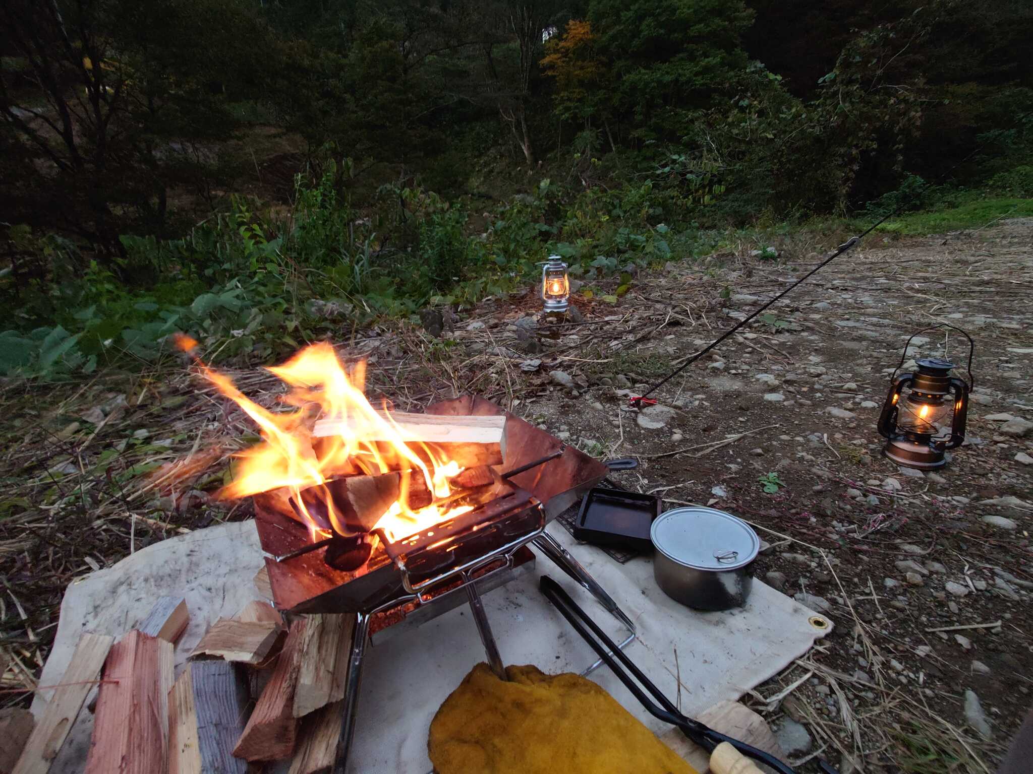 川に向かって