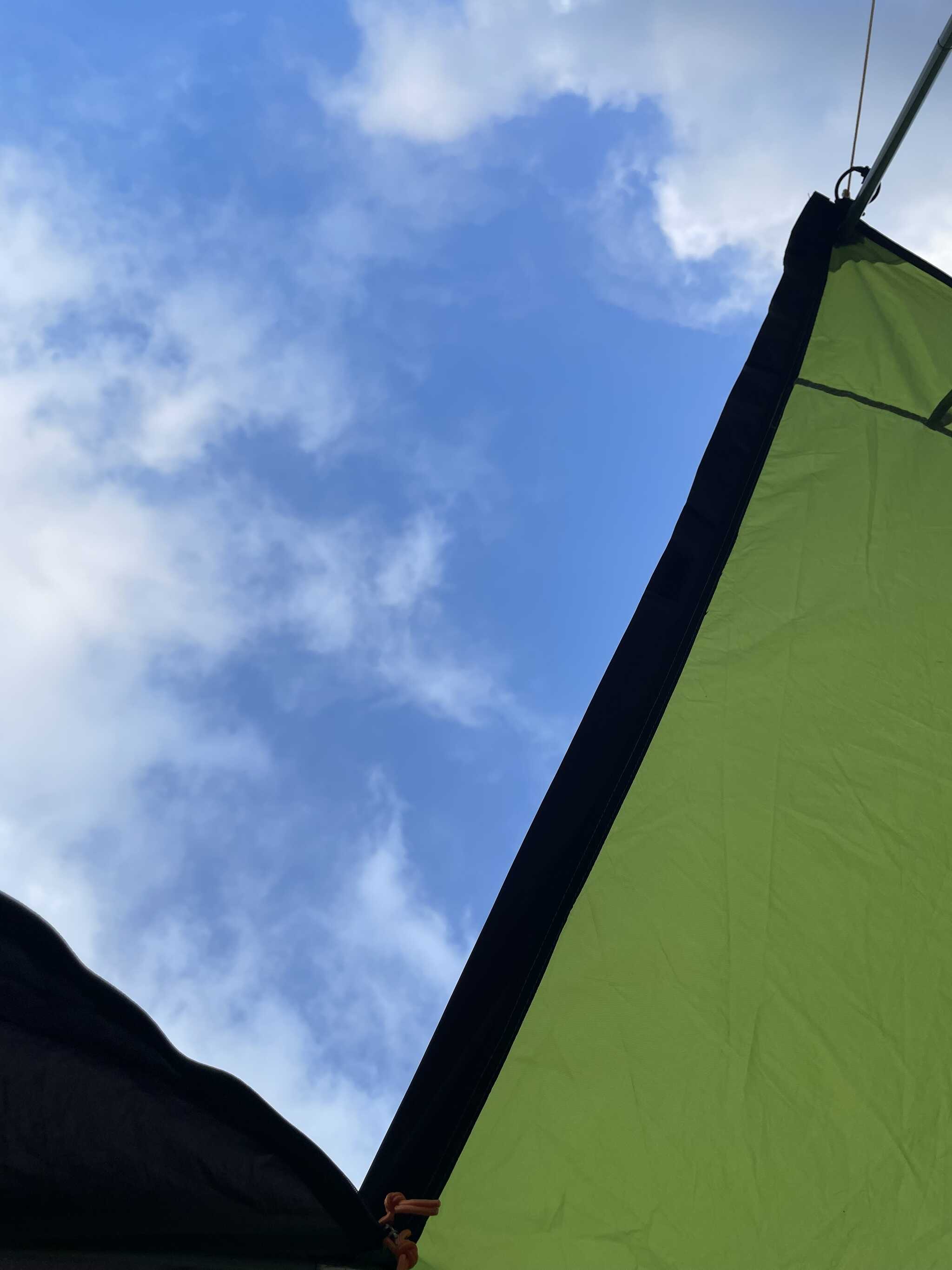 夏の青空、最高の天気と暑さ