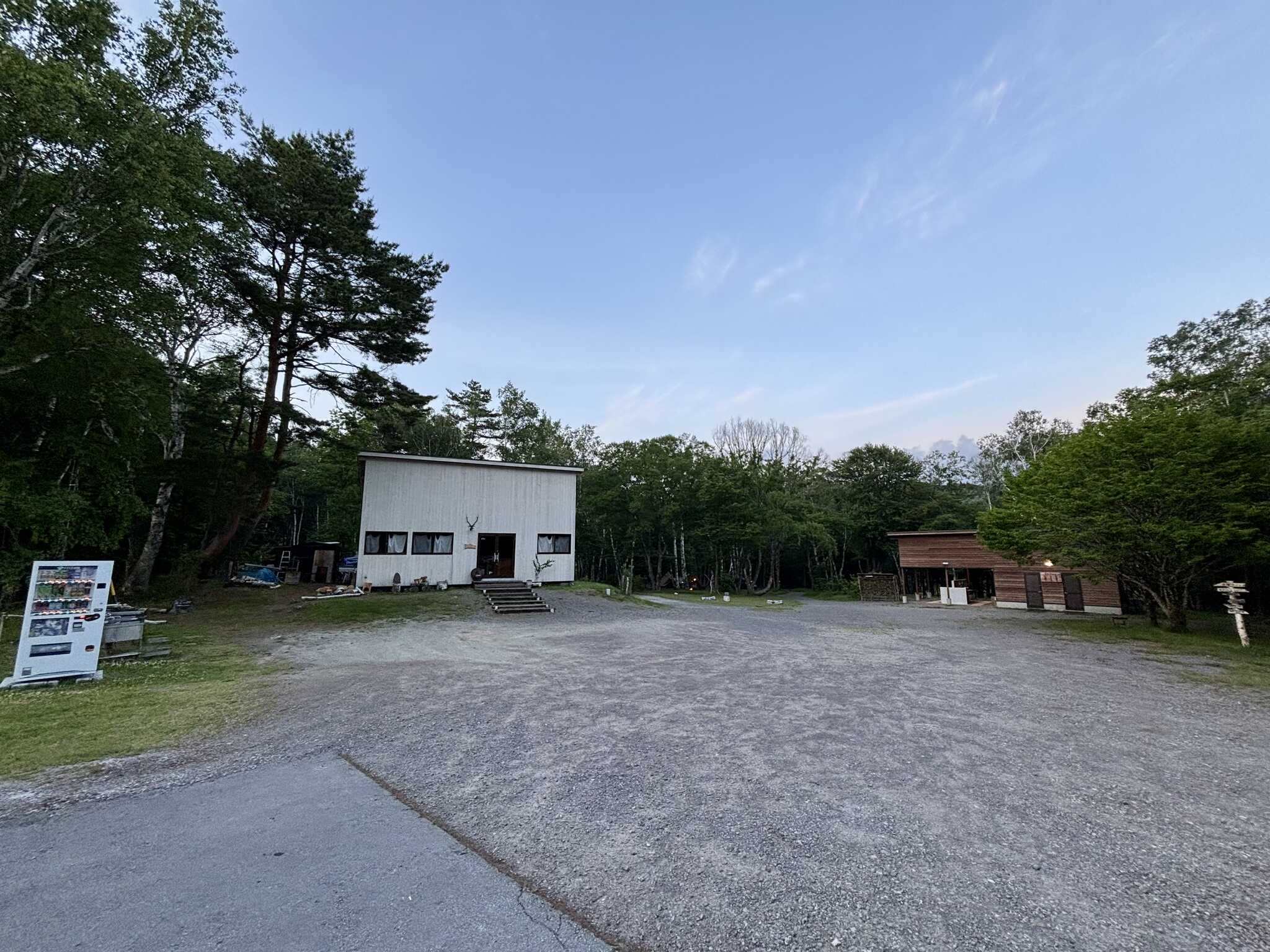 管理棟と水場、トイレ棟