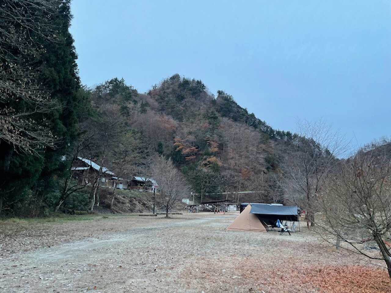 下流側から見たキャンプ場