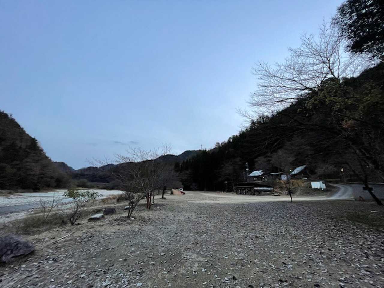 上流側から見たキャンプ場