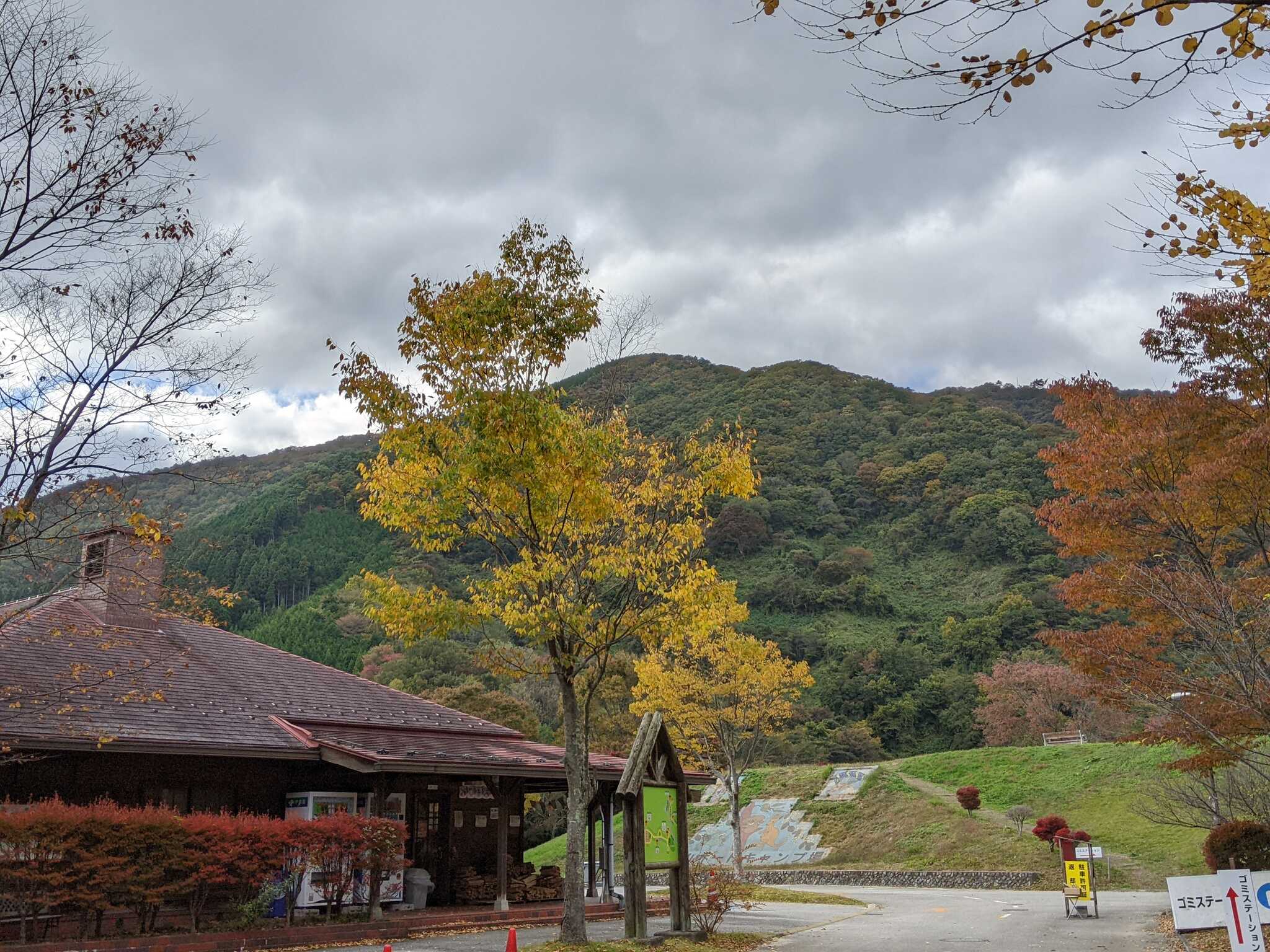 受付から大佐山が見えます