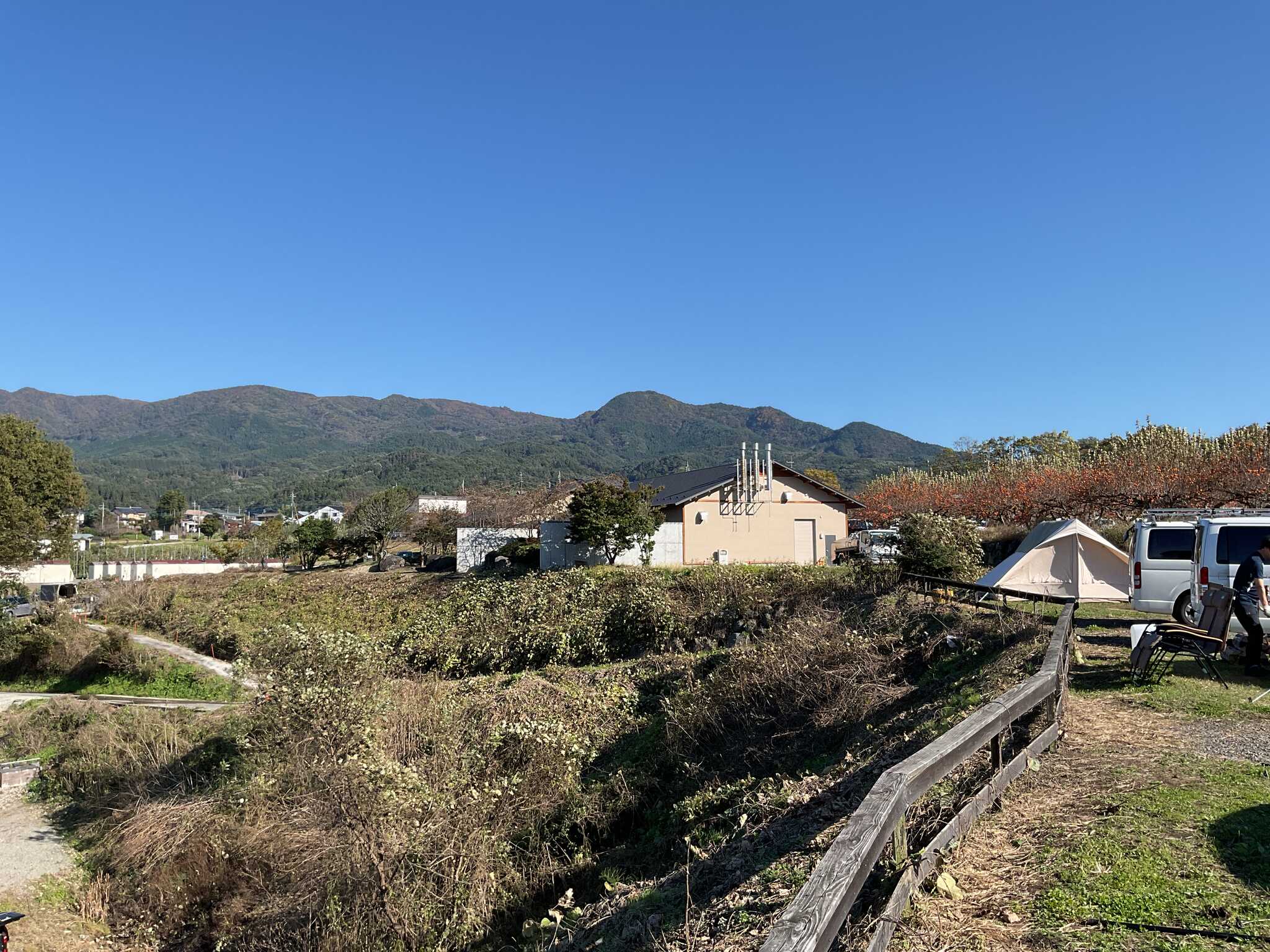 キャンプ場から温泉施設側を見る