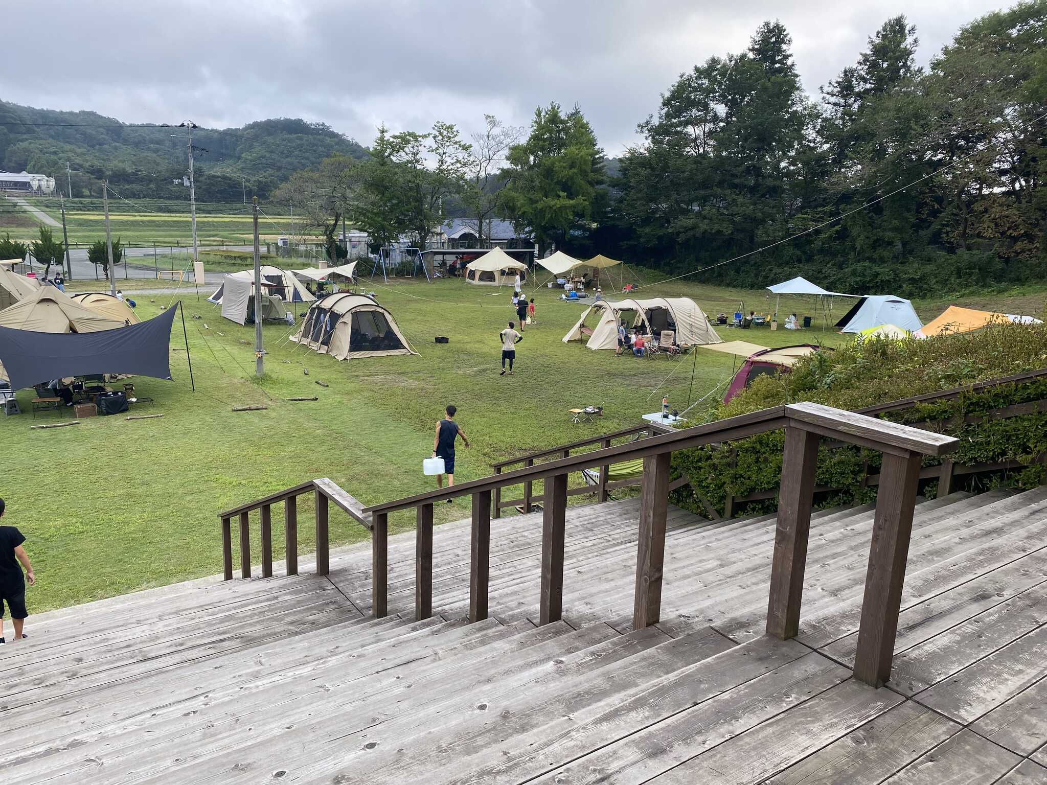 校舎を背に