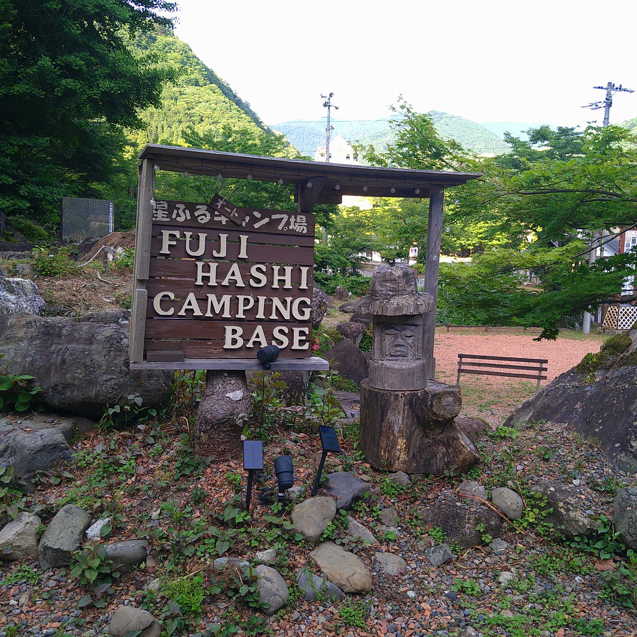 来るたびに何か増えてる玄関看板