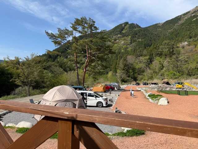 朝のキャンプ場の風景