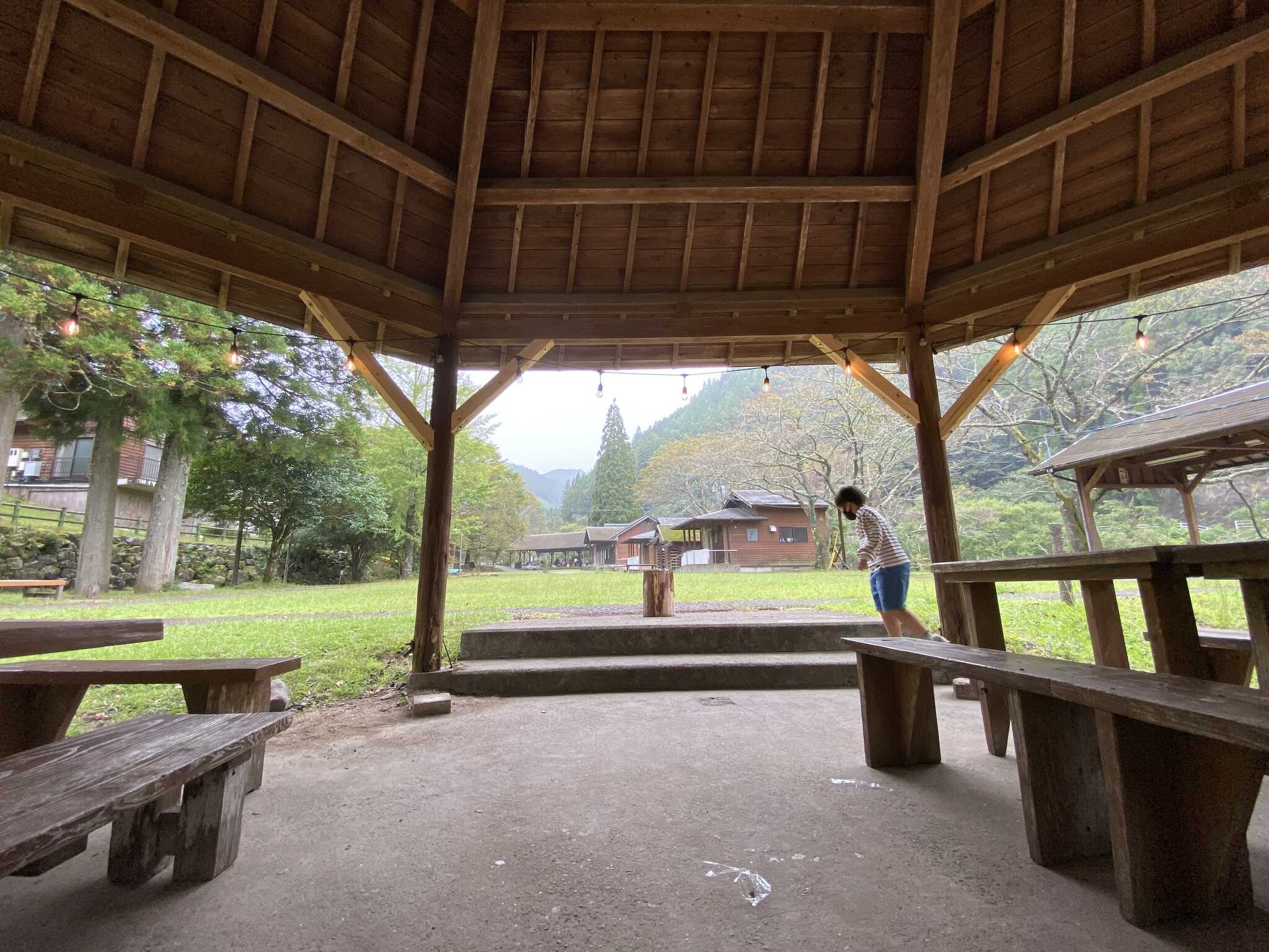 雨の際はここでBBQできます。