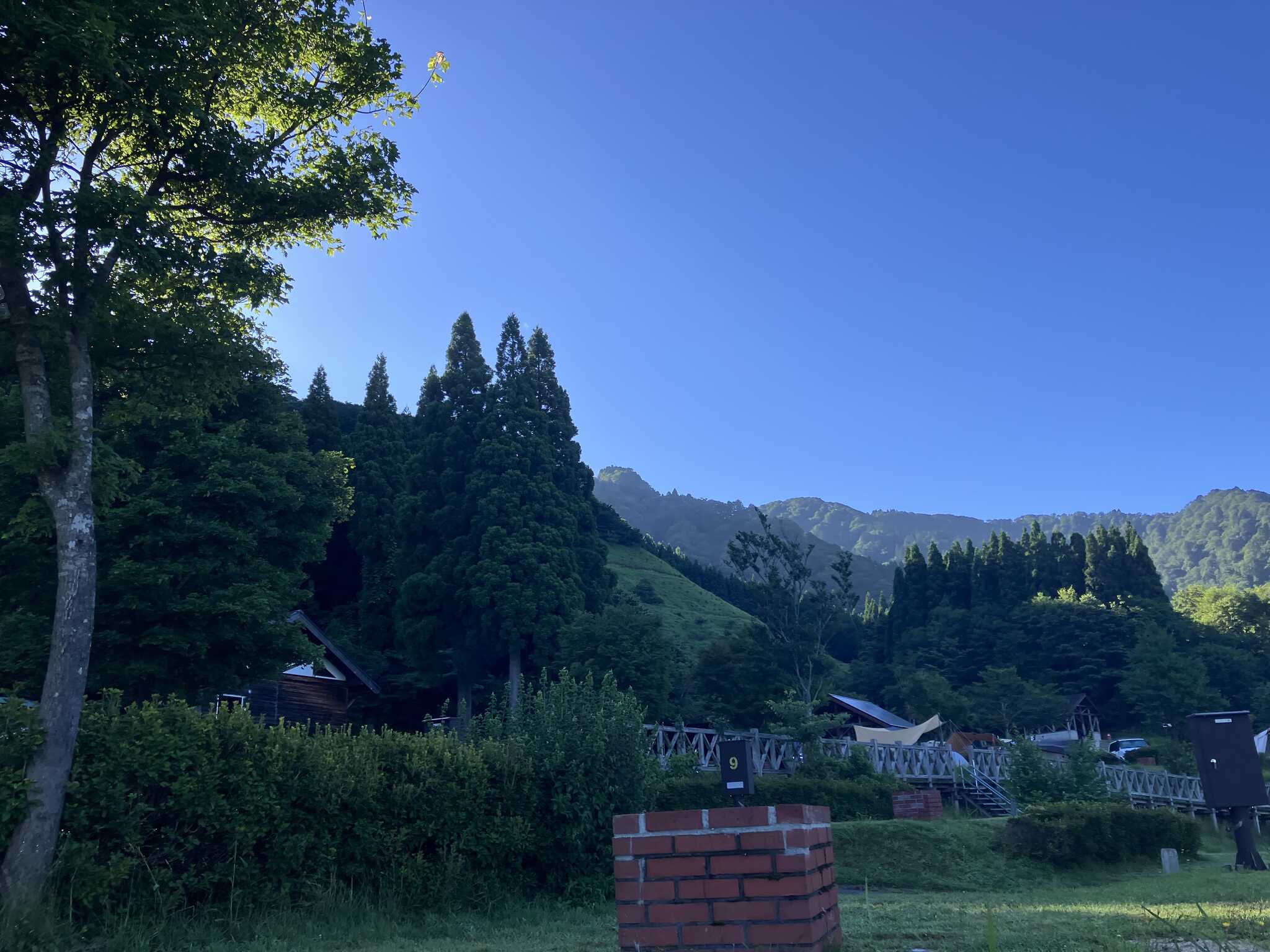 サイトからの眺望「背後に氷ノ山を頂く」