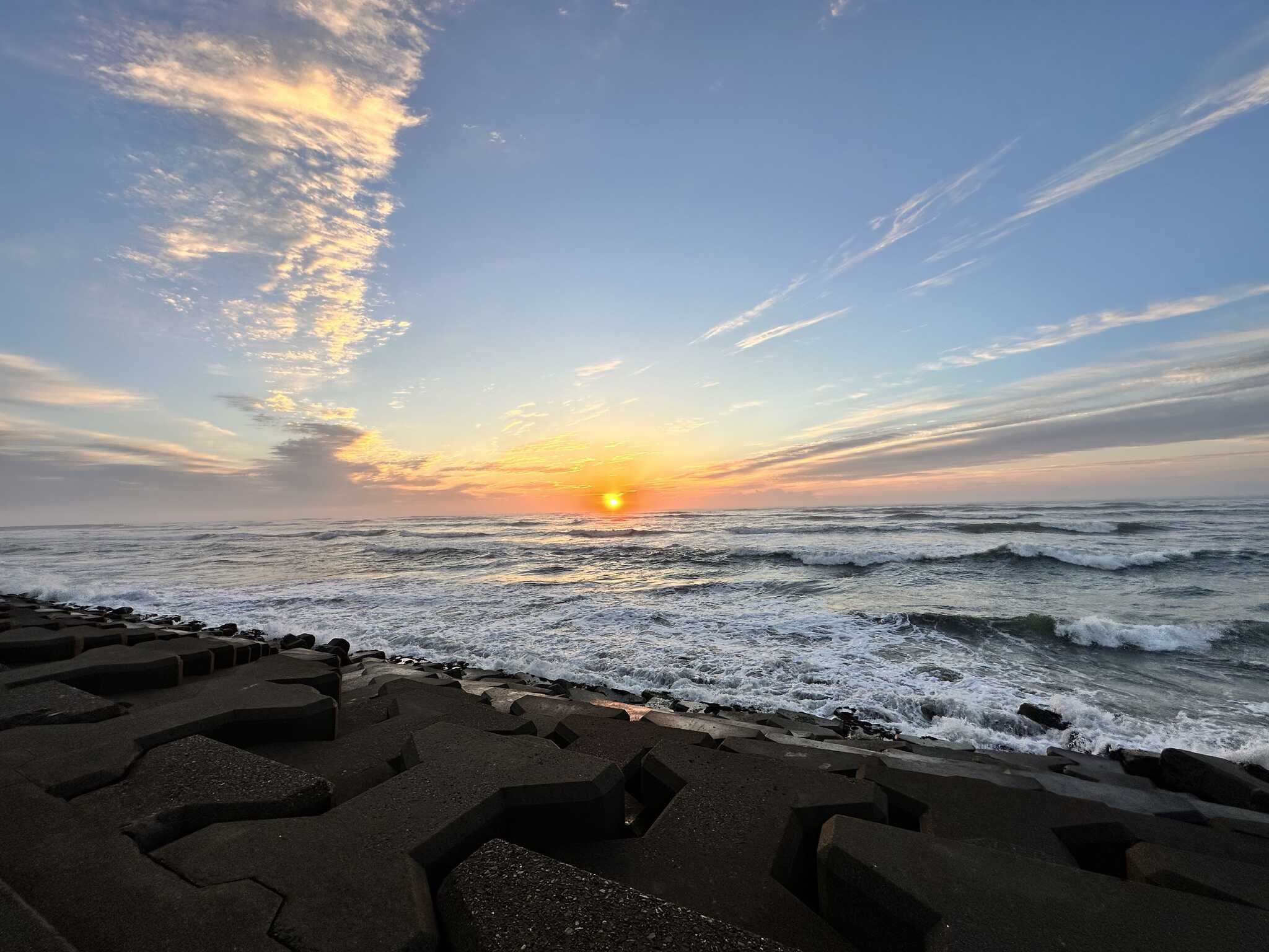 近くの浜から見る日の出