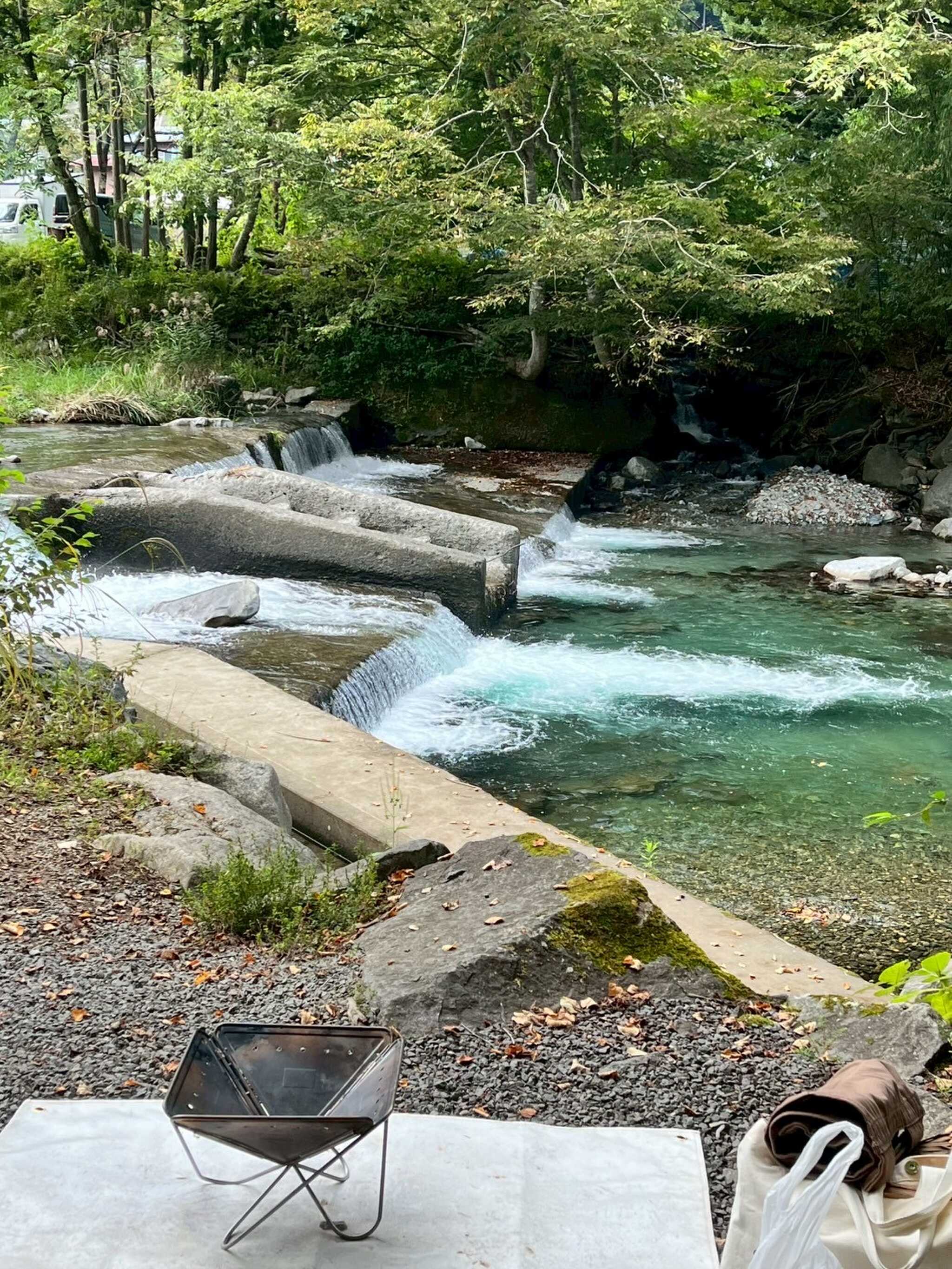サイトからのぞむ道志川