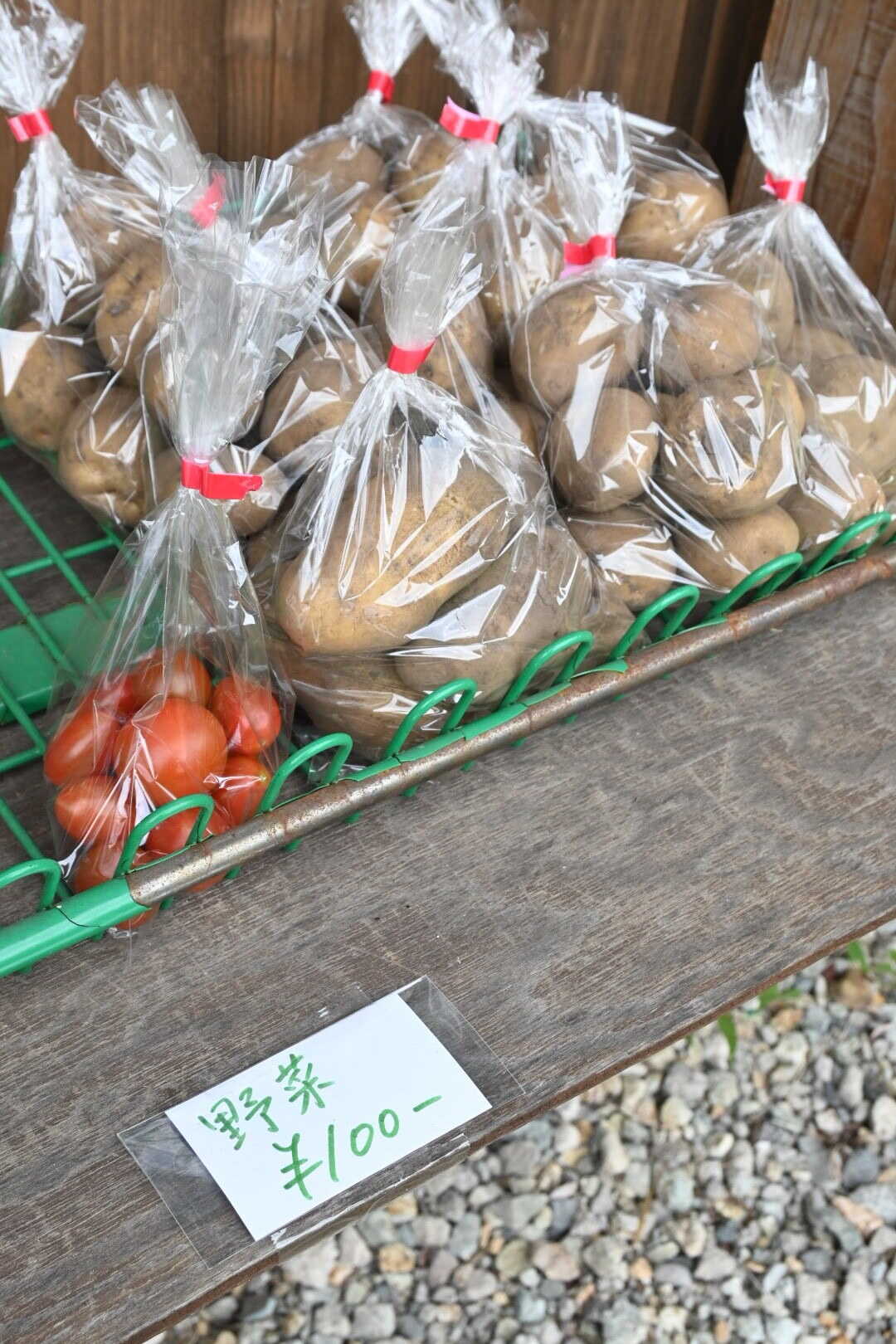 きゅうりなども、5本入りで¥100。米1kg¥500。スーパーで¥1,000で買って後悔。