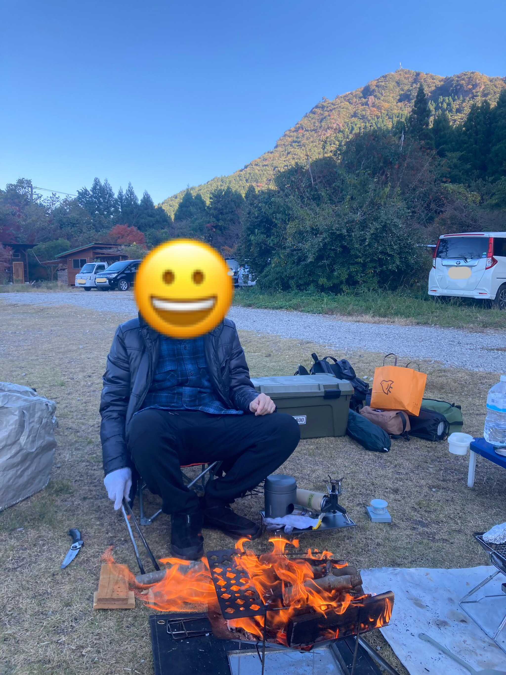 サイト、背後の山、小屋