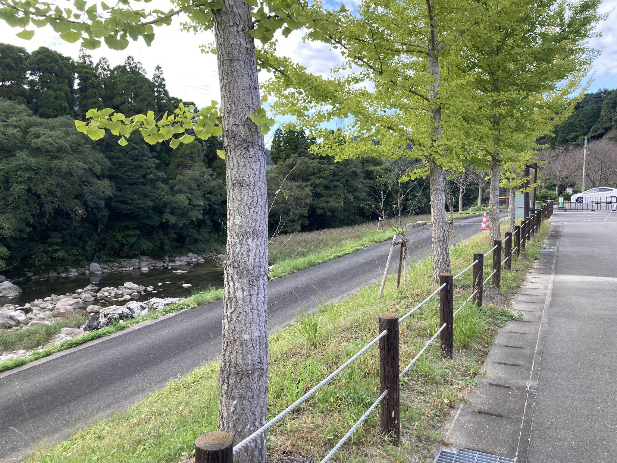 サイトの前は川