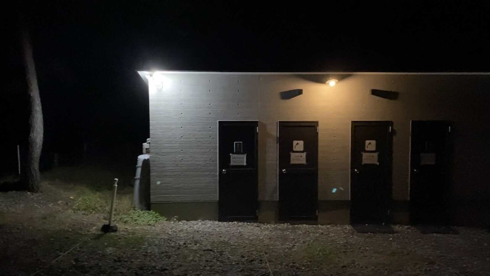 夜でも安心なトイレ、シャワー室