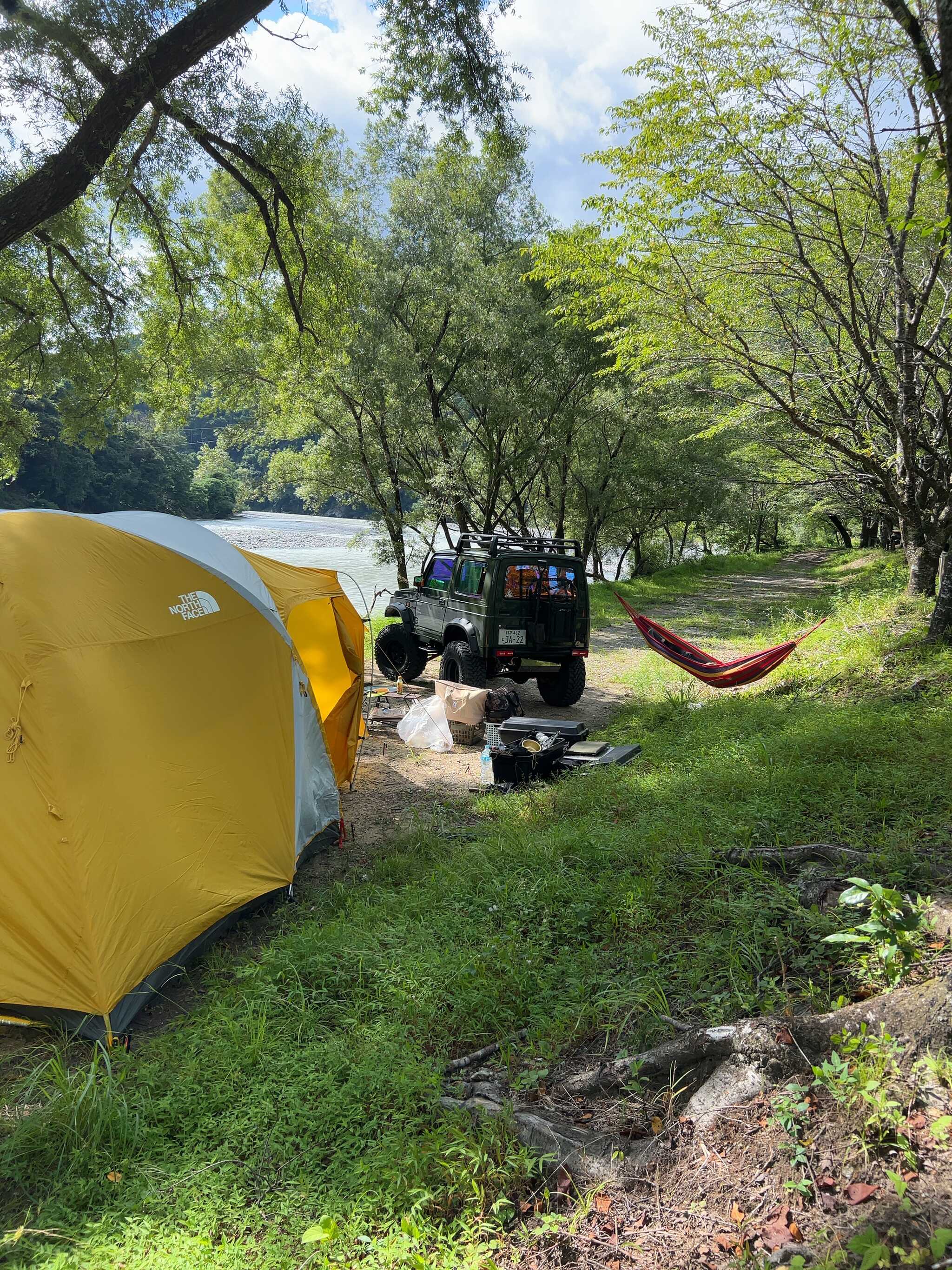 河原サイトに停めてハンモックを吊るし爆睡