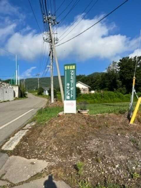 この看板を右に曲がります