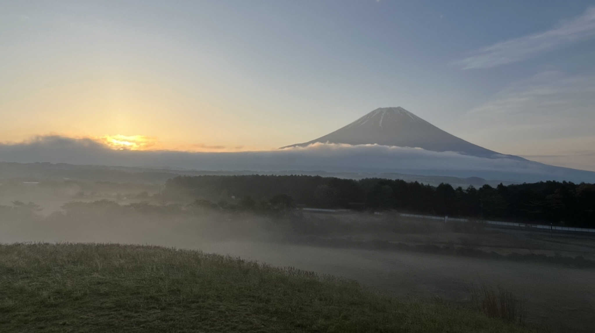 朝霧に浮かぶ富士