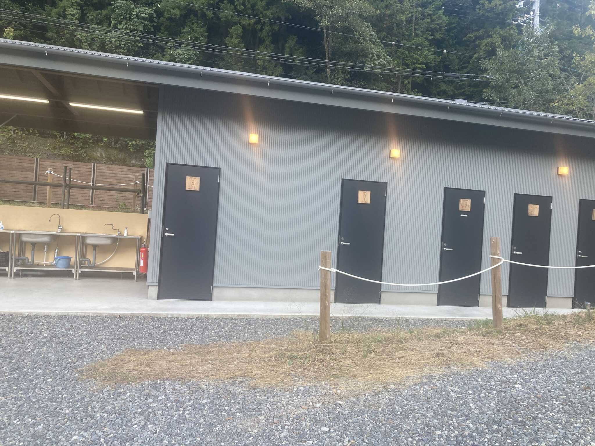 炊事場と、トイレ、女性専用パウダールーム、シャワー室です