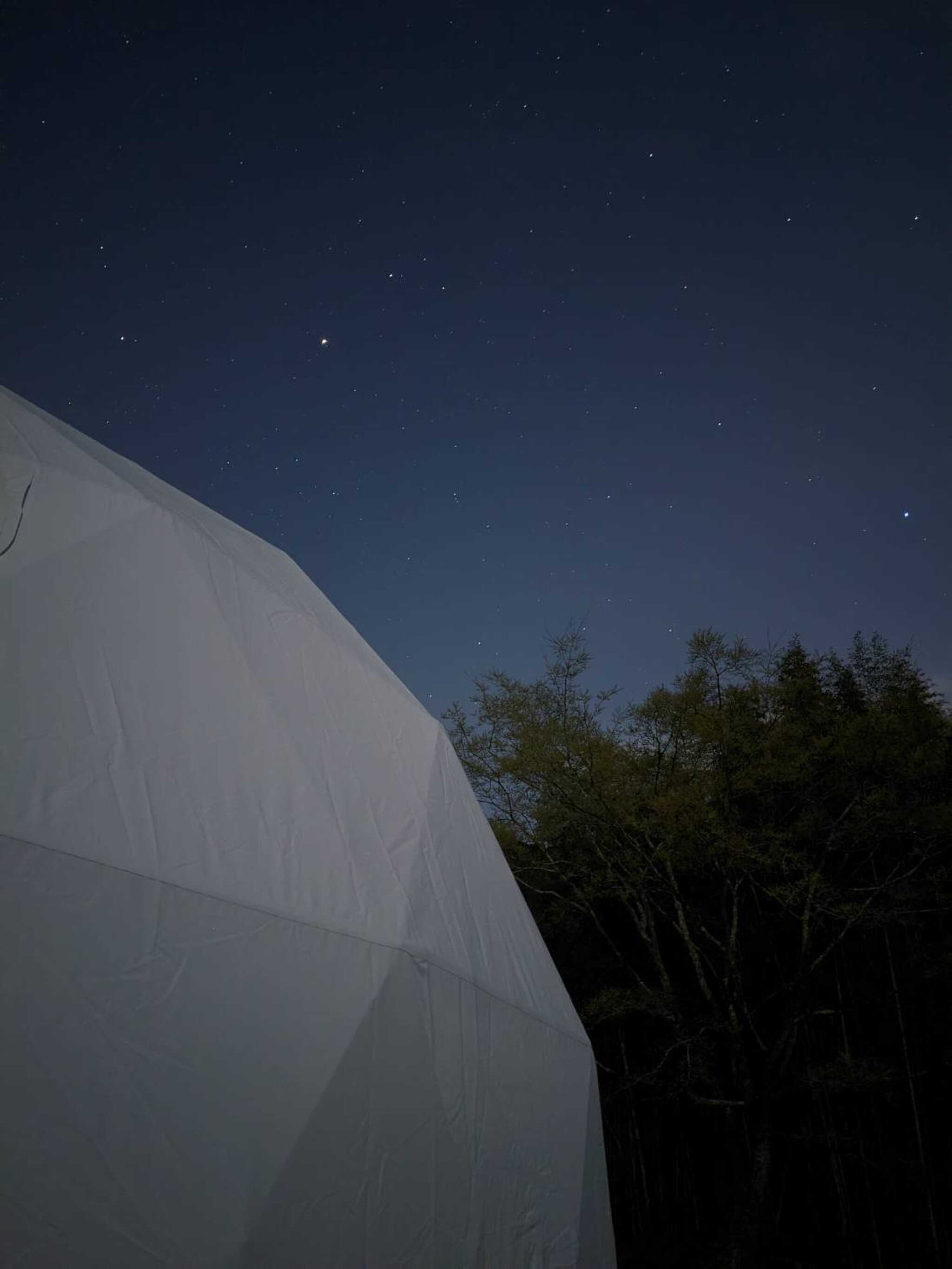 ドームテント越しに見る満点の星空