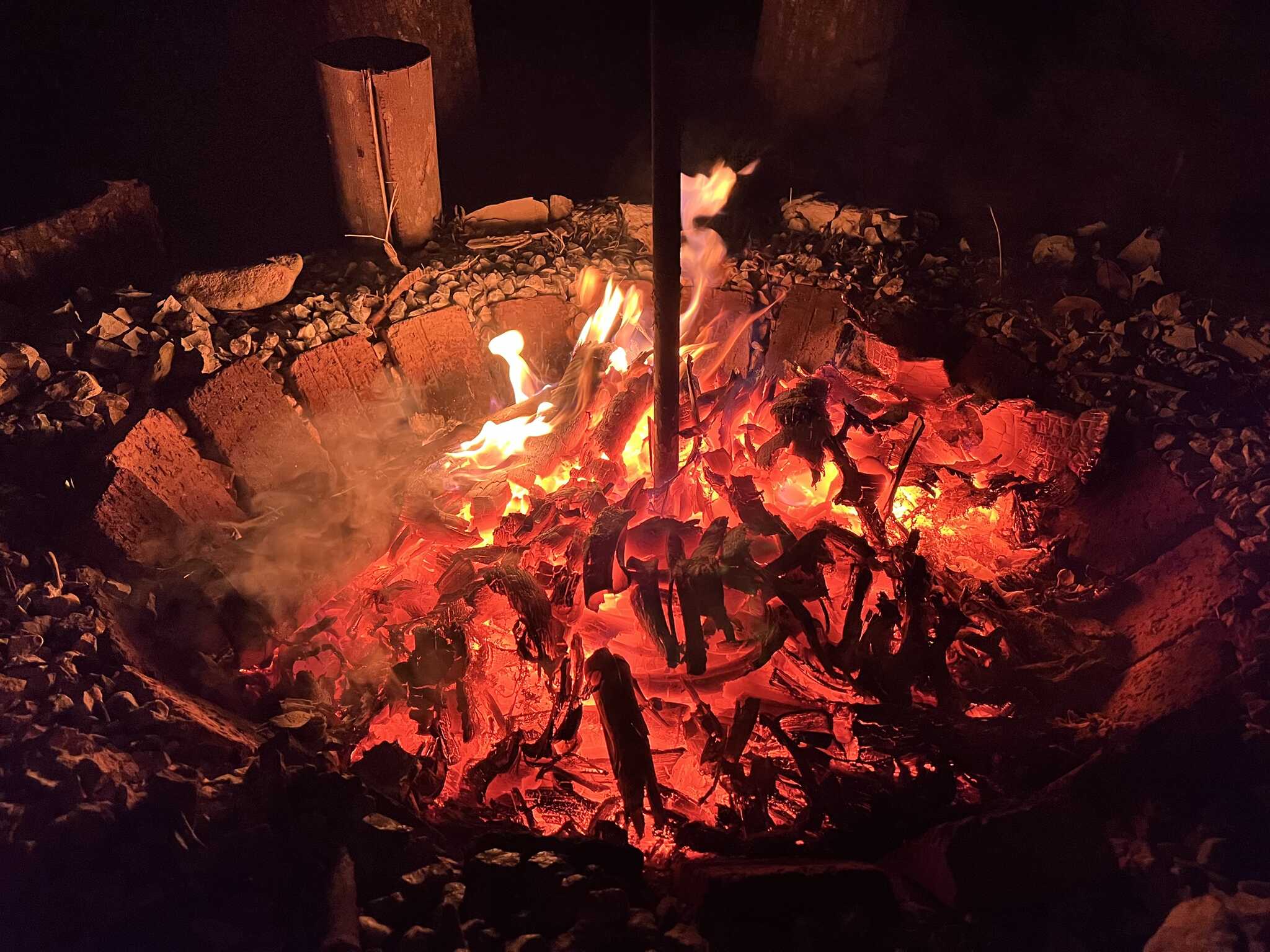 ファイアーピット、ここでホッとして語らえる。
