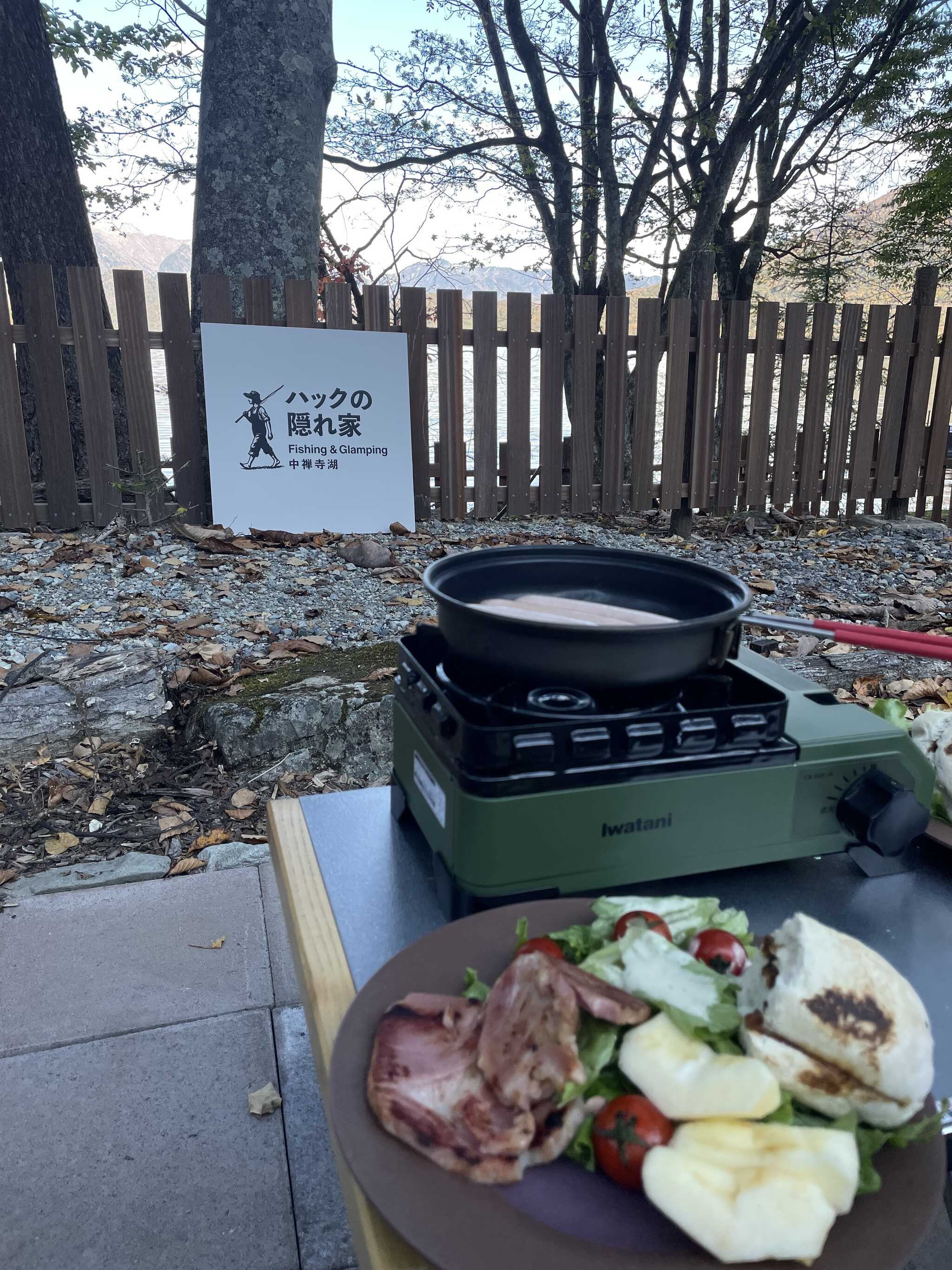 テントの外で朝ごはんです
