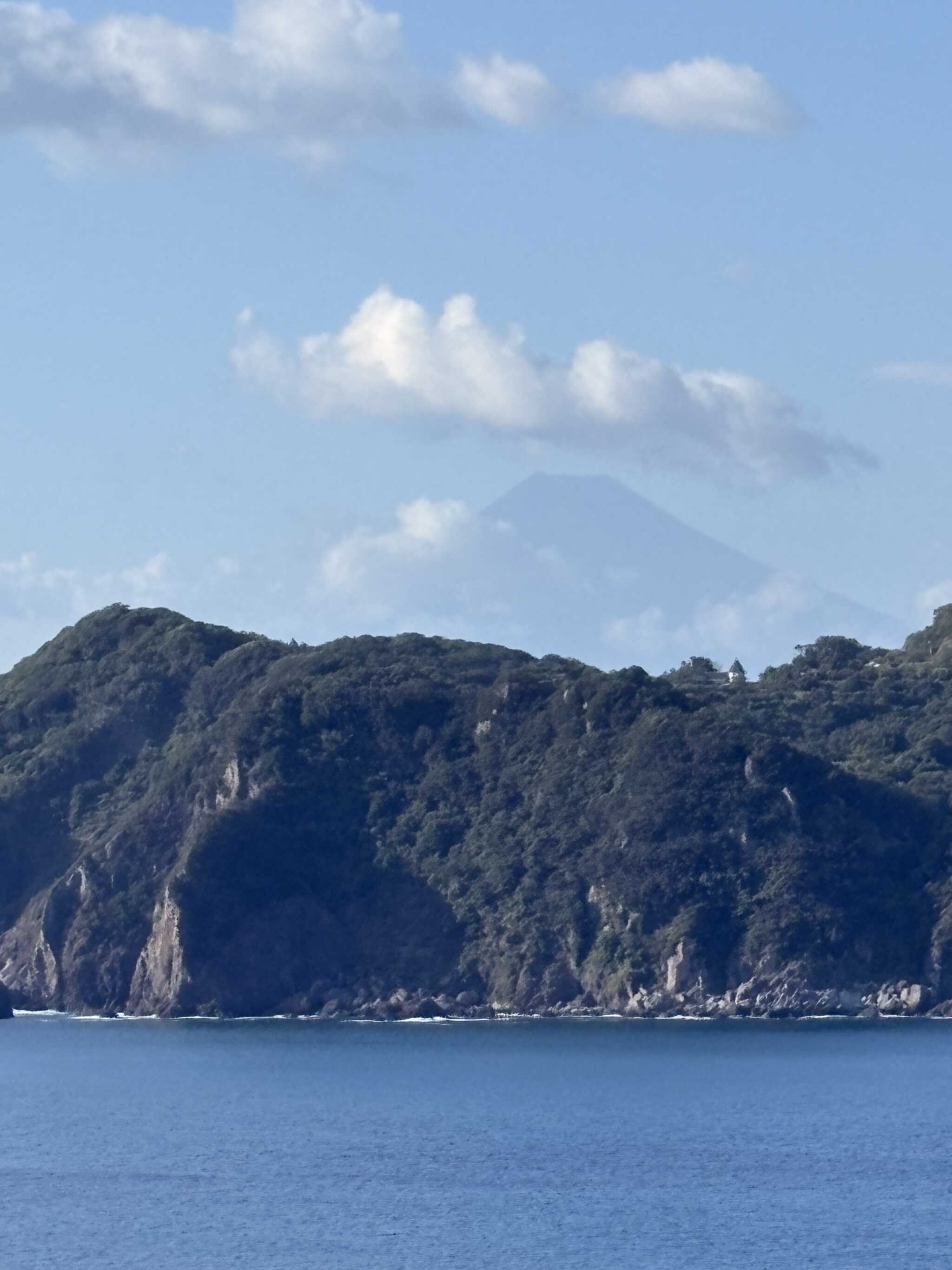黄金崎から遠景の富士山