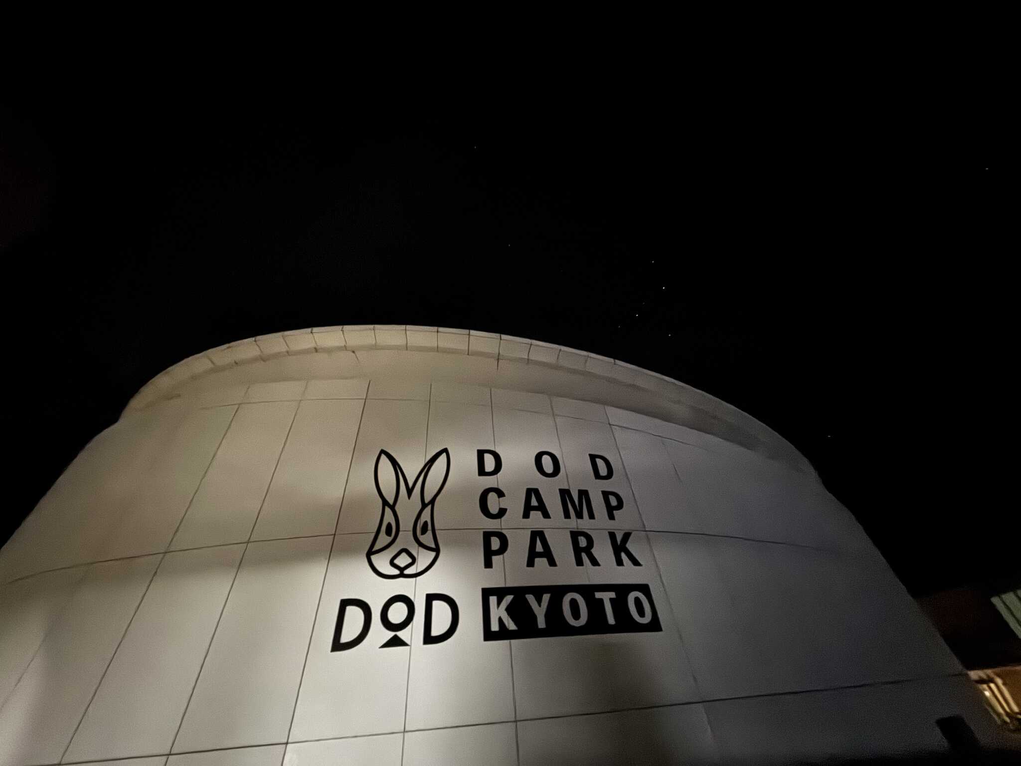 入り口のDODロゴ、夜