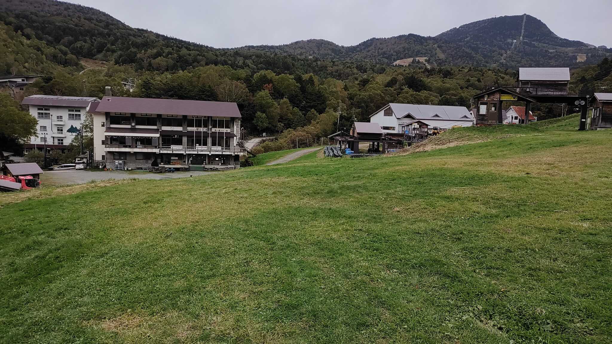 テント設営場所から受付建物を撮影