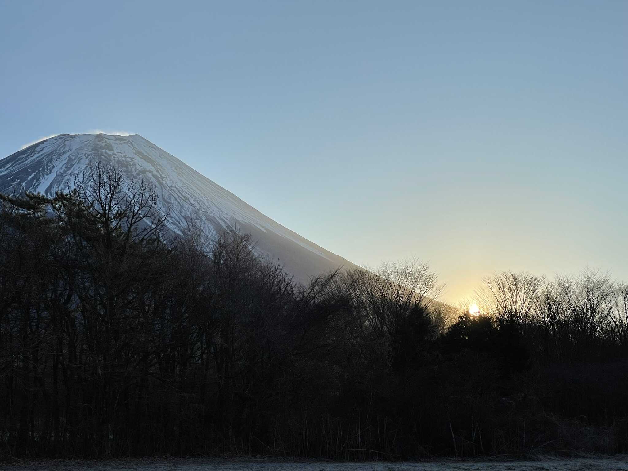 この時期日の出は右裾から