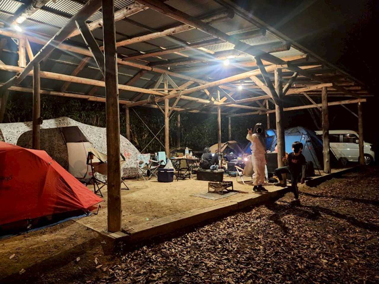 屋根付きグループサイト夜