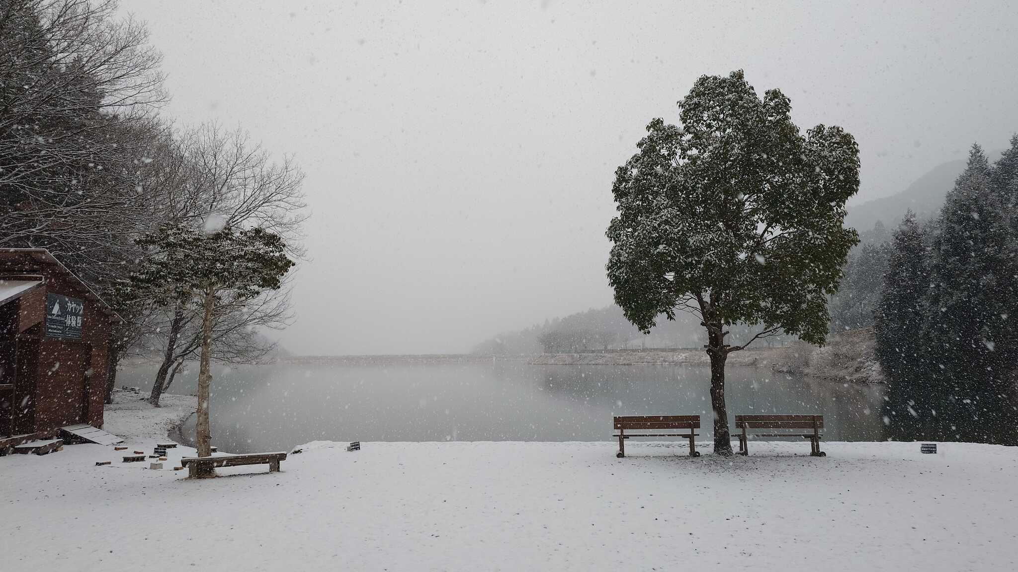 湖畔サイトからの景色、急な雪