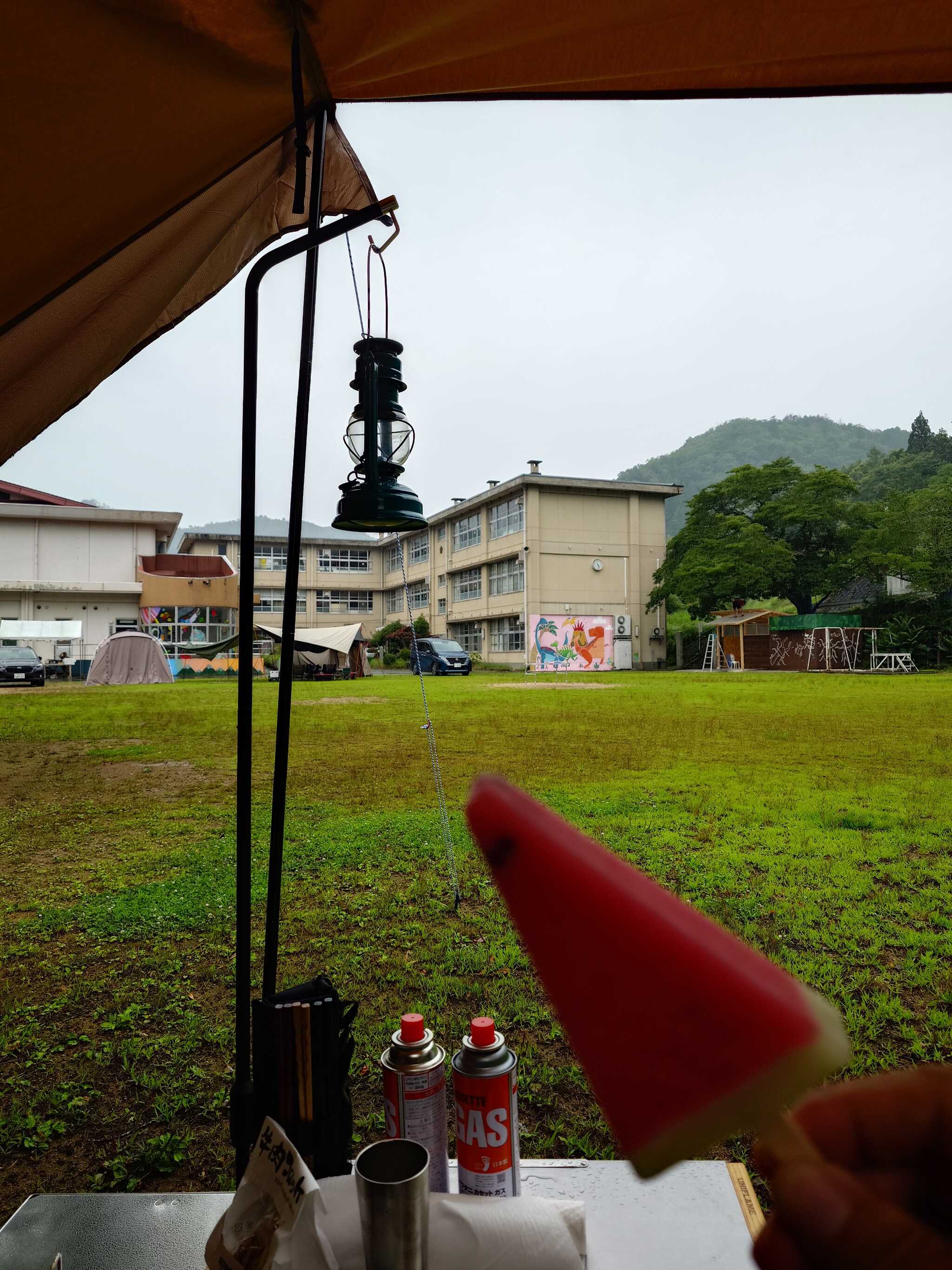 テントからアイスを食べながら校舎を望む