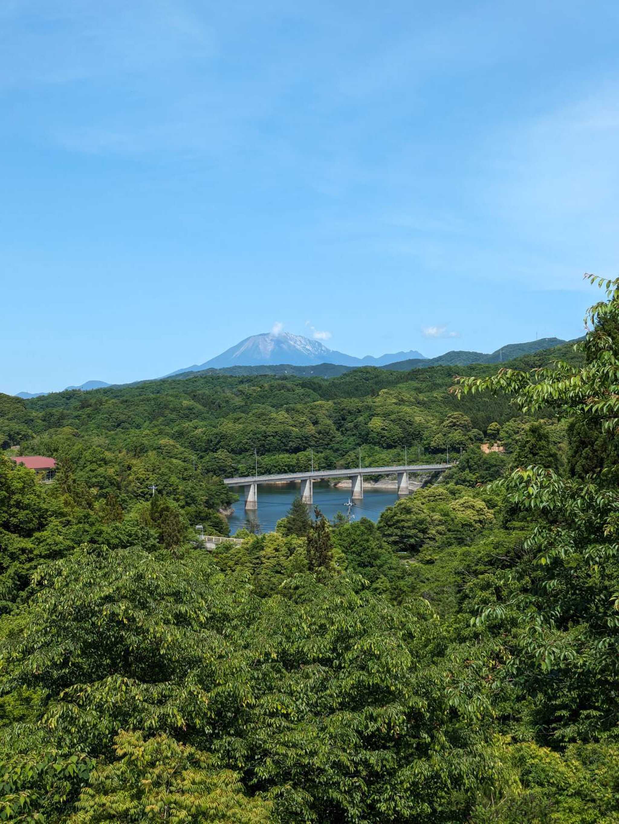 キャンプ場から大山と緑水湖を眺望