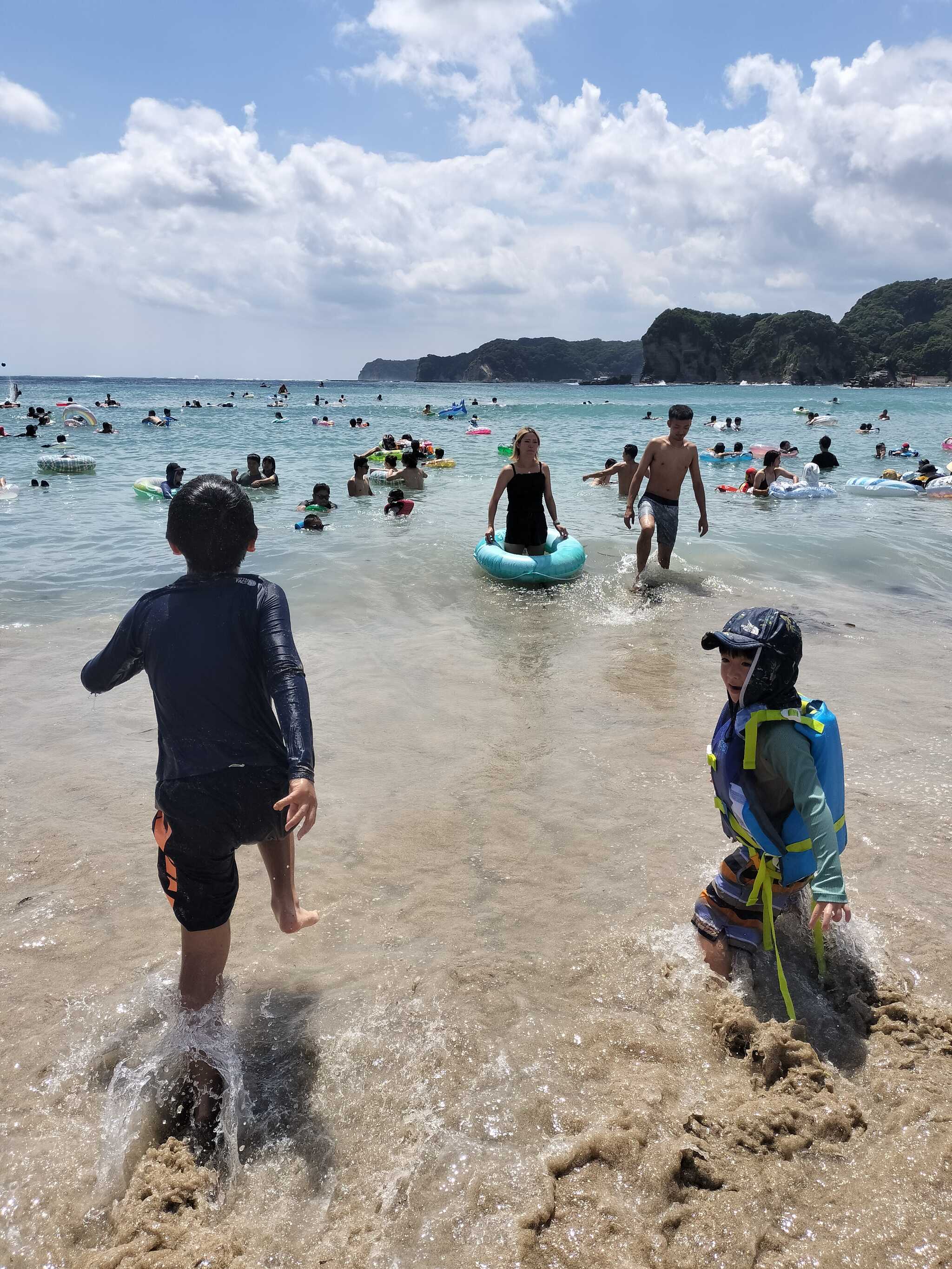 近くの海水浴場、透明度高い