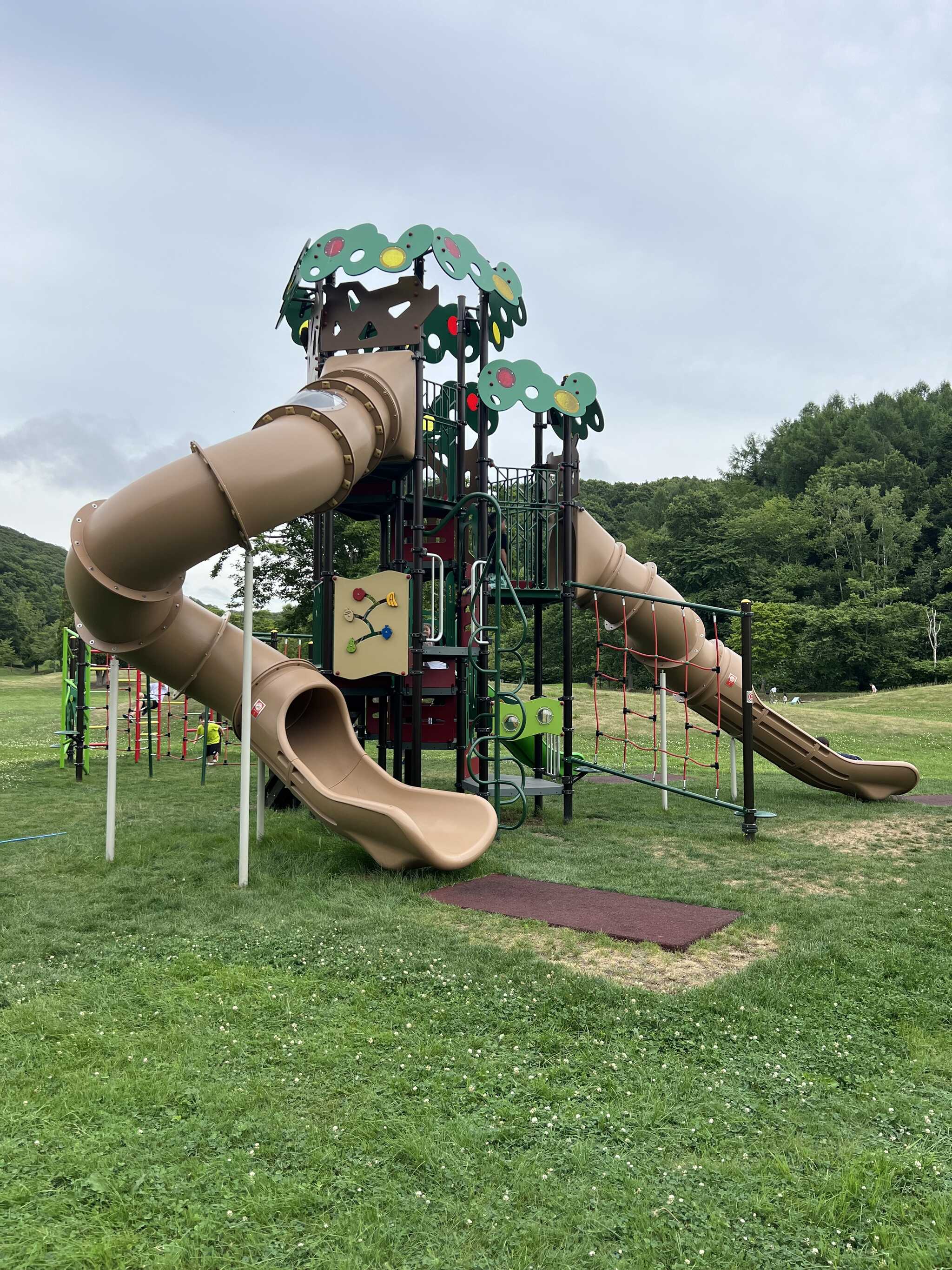 キャンプ場 隣の遊具