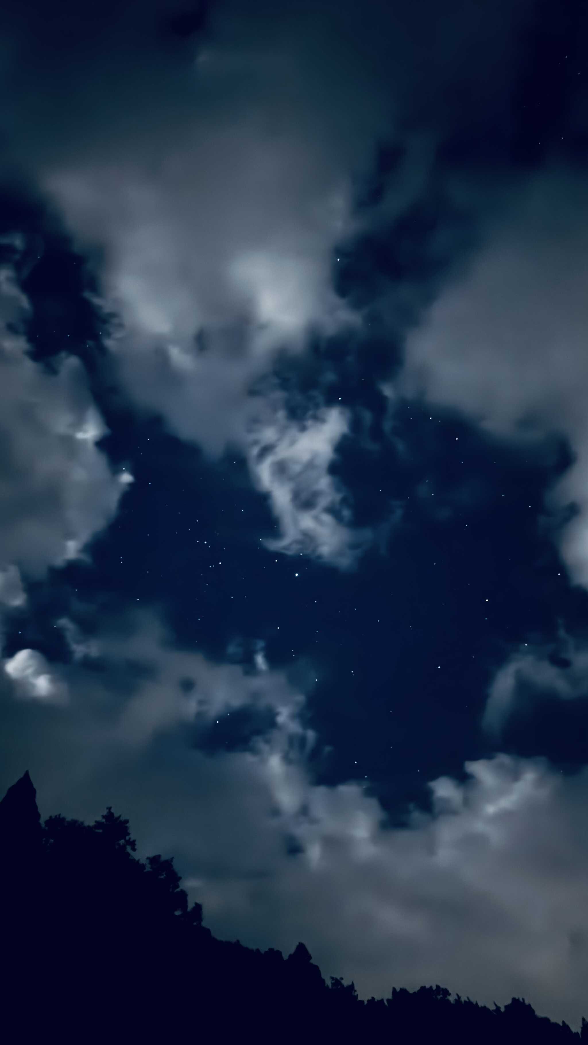 午前4時ごろの星空です。雲が少し晴れました!
