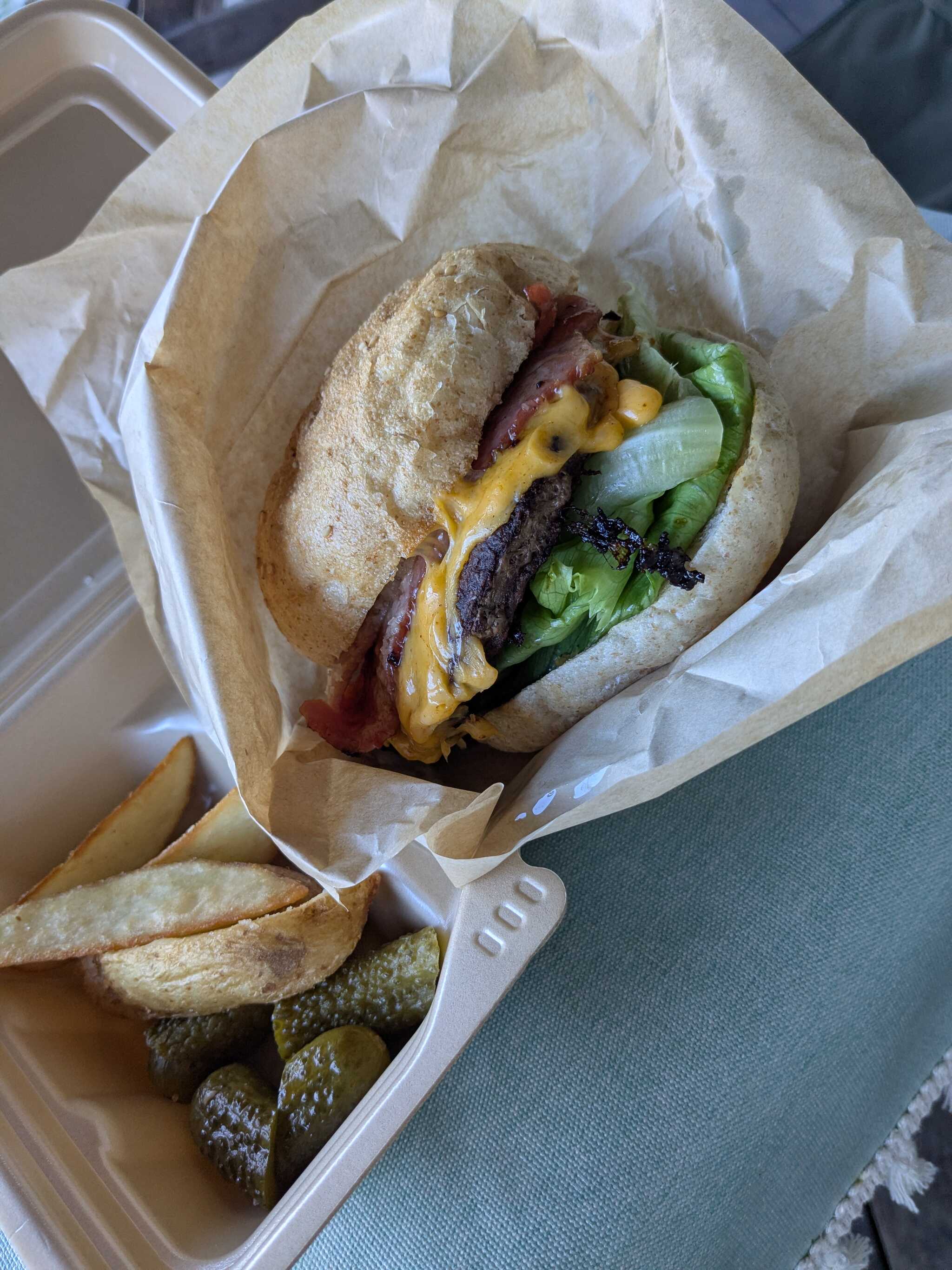 朝ごはんのバーガー!