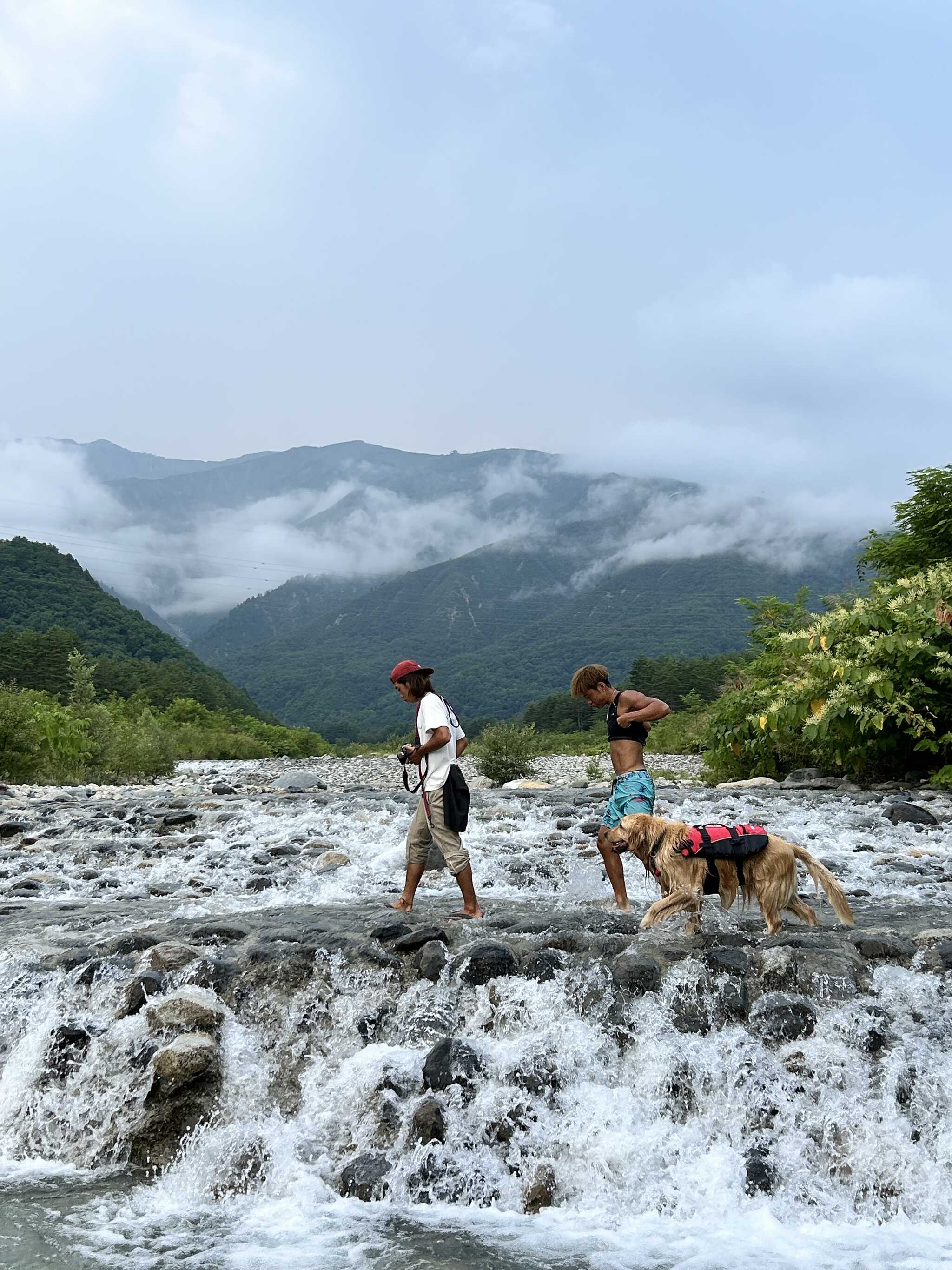 歩いて5分の平川にて