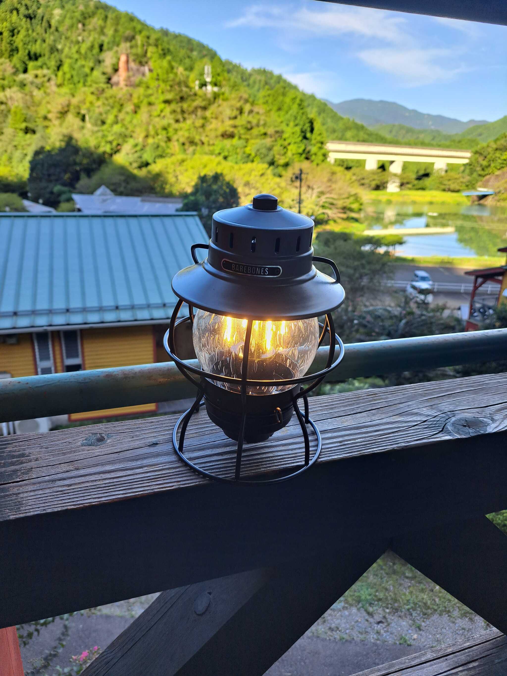 コテージ内のランタン