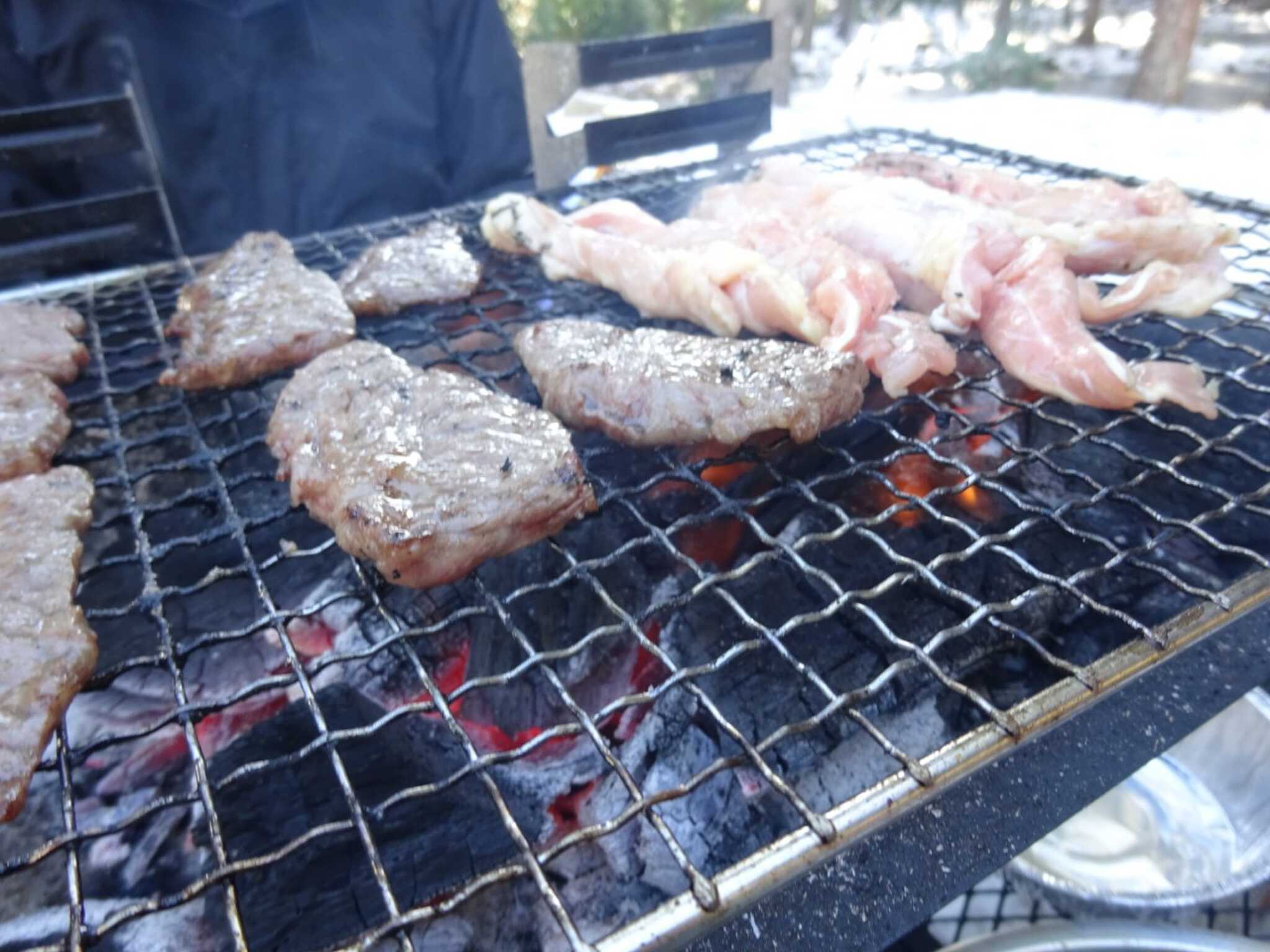 雪の中焼いたお肉