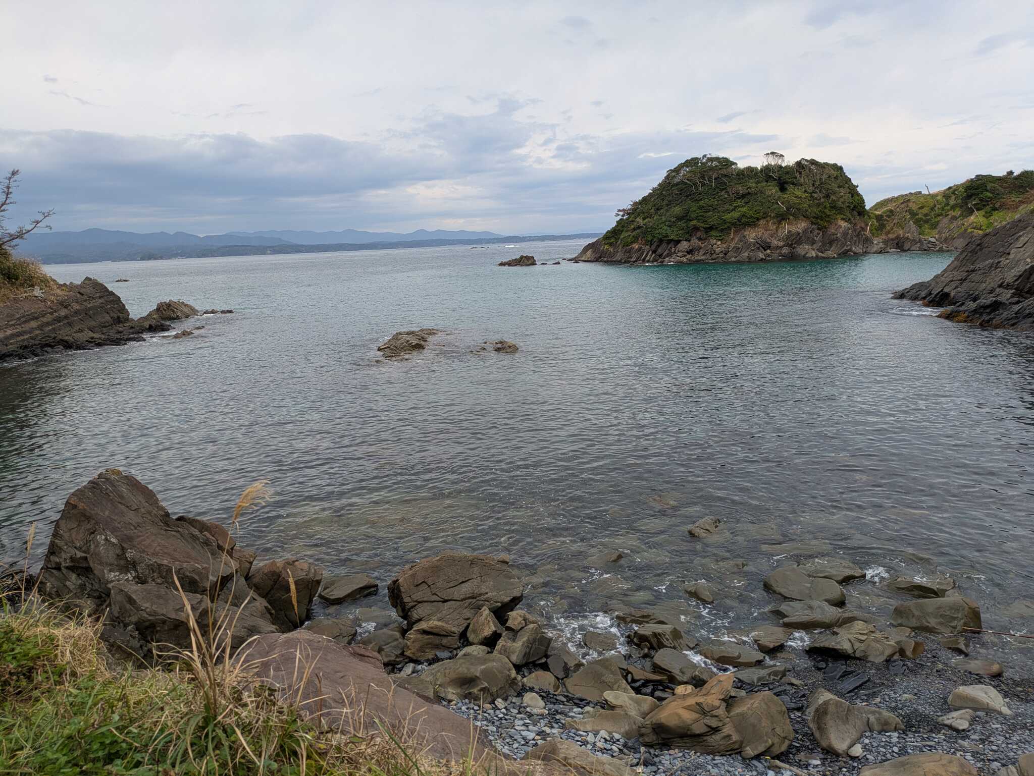 キャンプ場奥の岬からの志津川湾